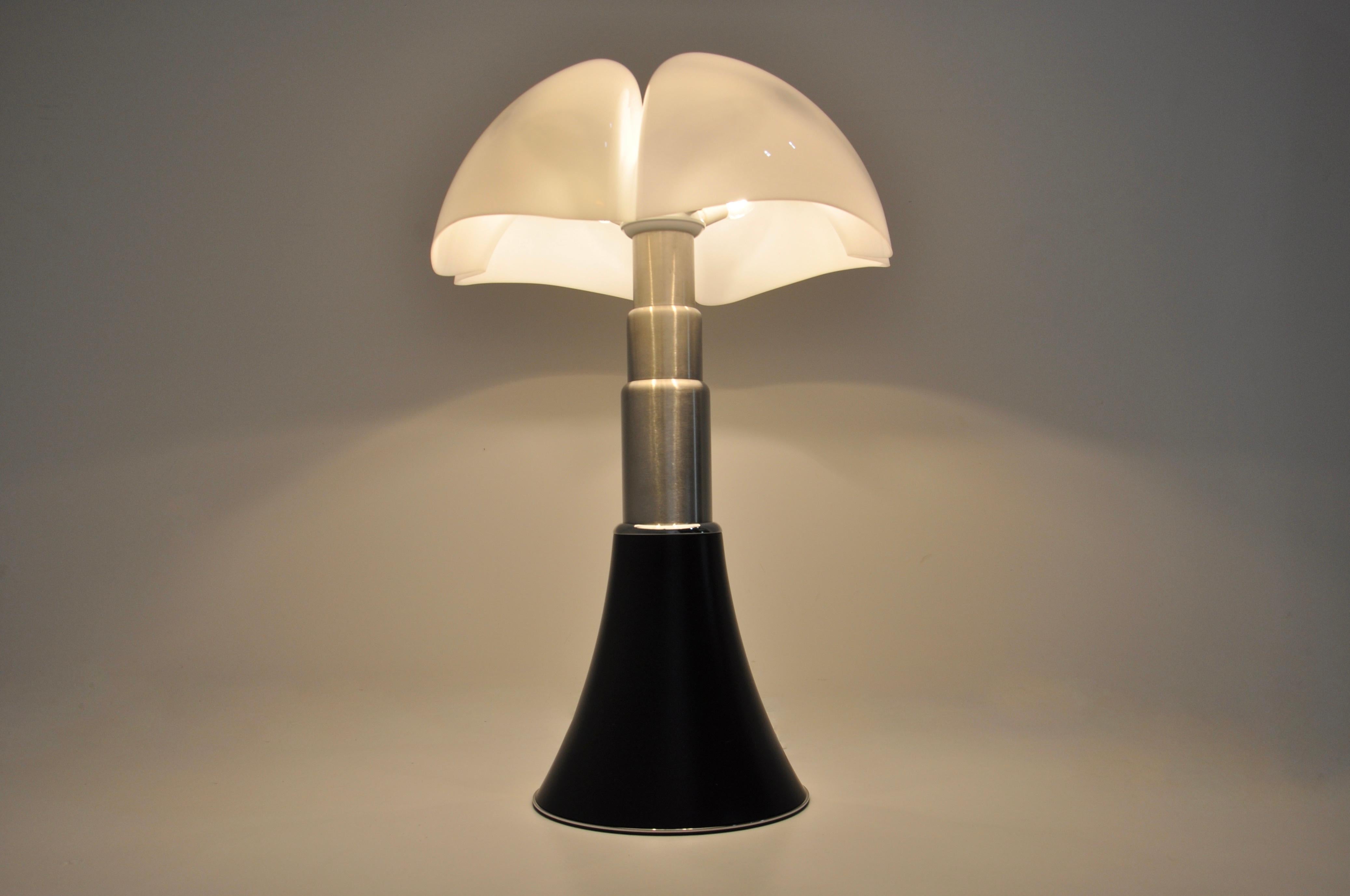 Black Pipistrello Table Lamp by Gae Aulenti for Martinelli Luce In Good Condition In Lasne, BE