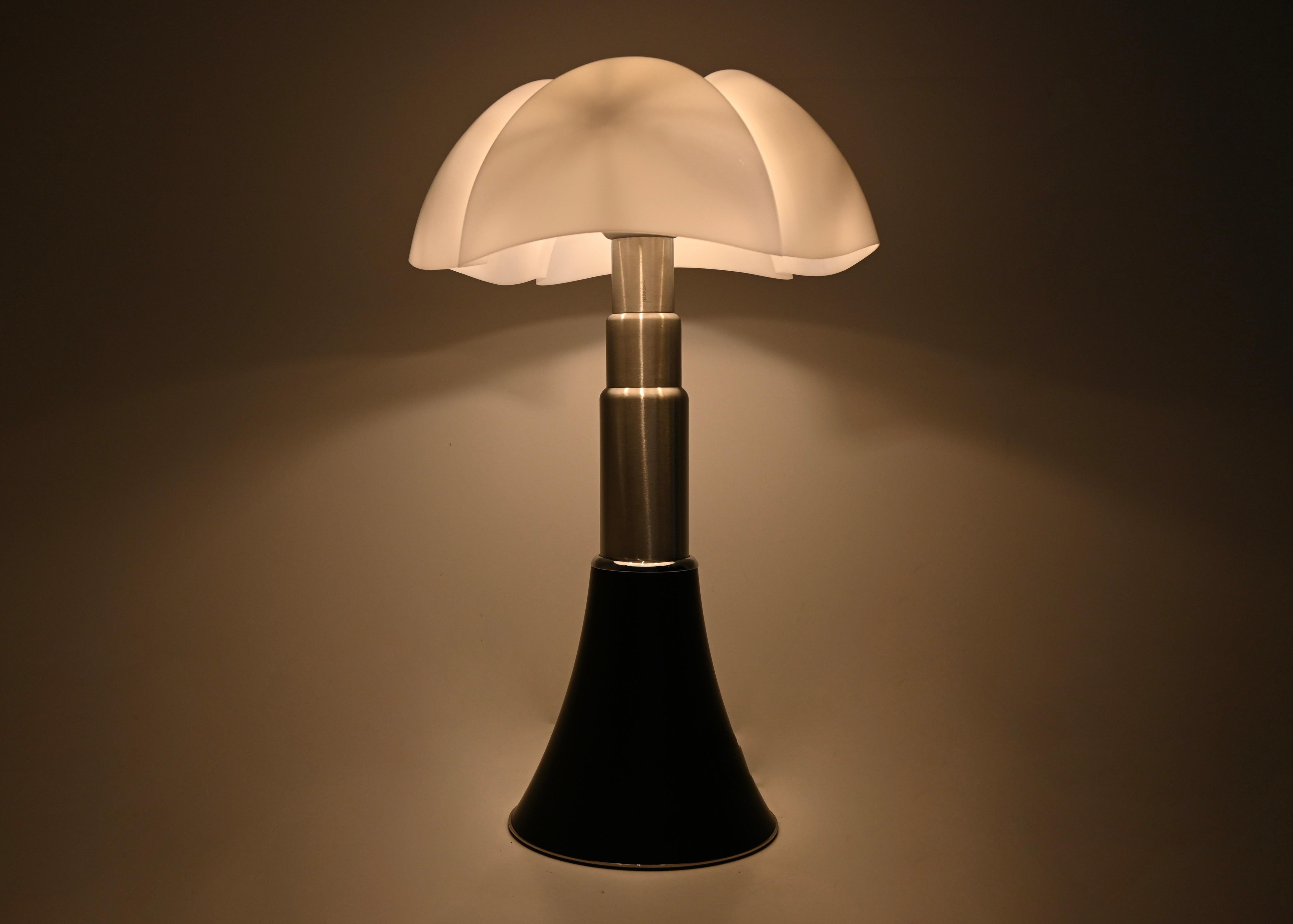 Black Pipistrello Table Lamp by Gae Aulenti for Martinelli Luce In Good Condition For Sale In bruxelles, BE