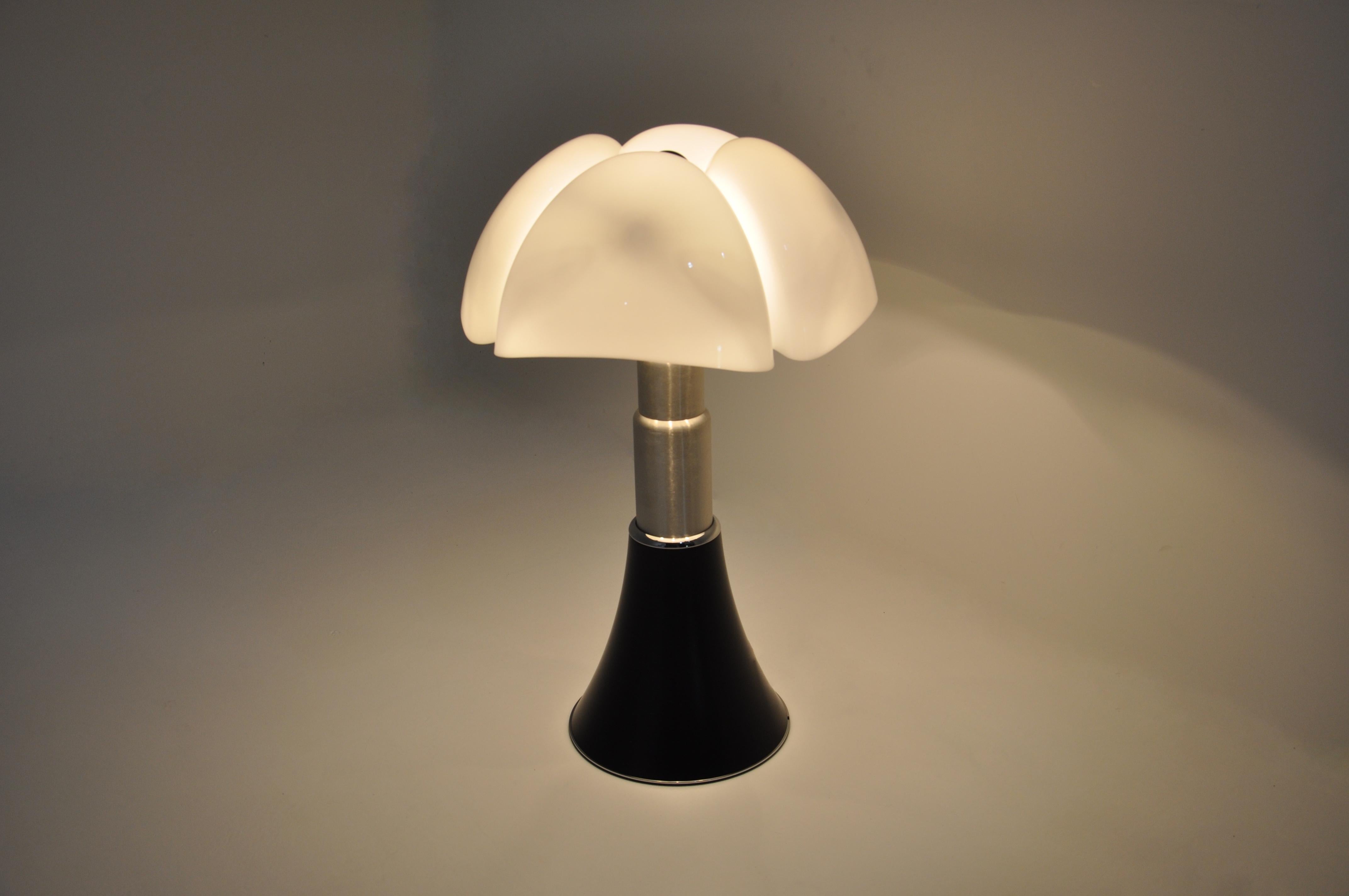Black Pipistrello Table Lamp by Gae Aulenti for Martinelli Luce For Sale 2