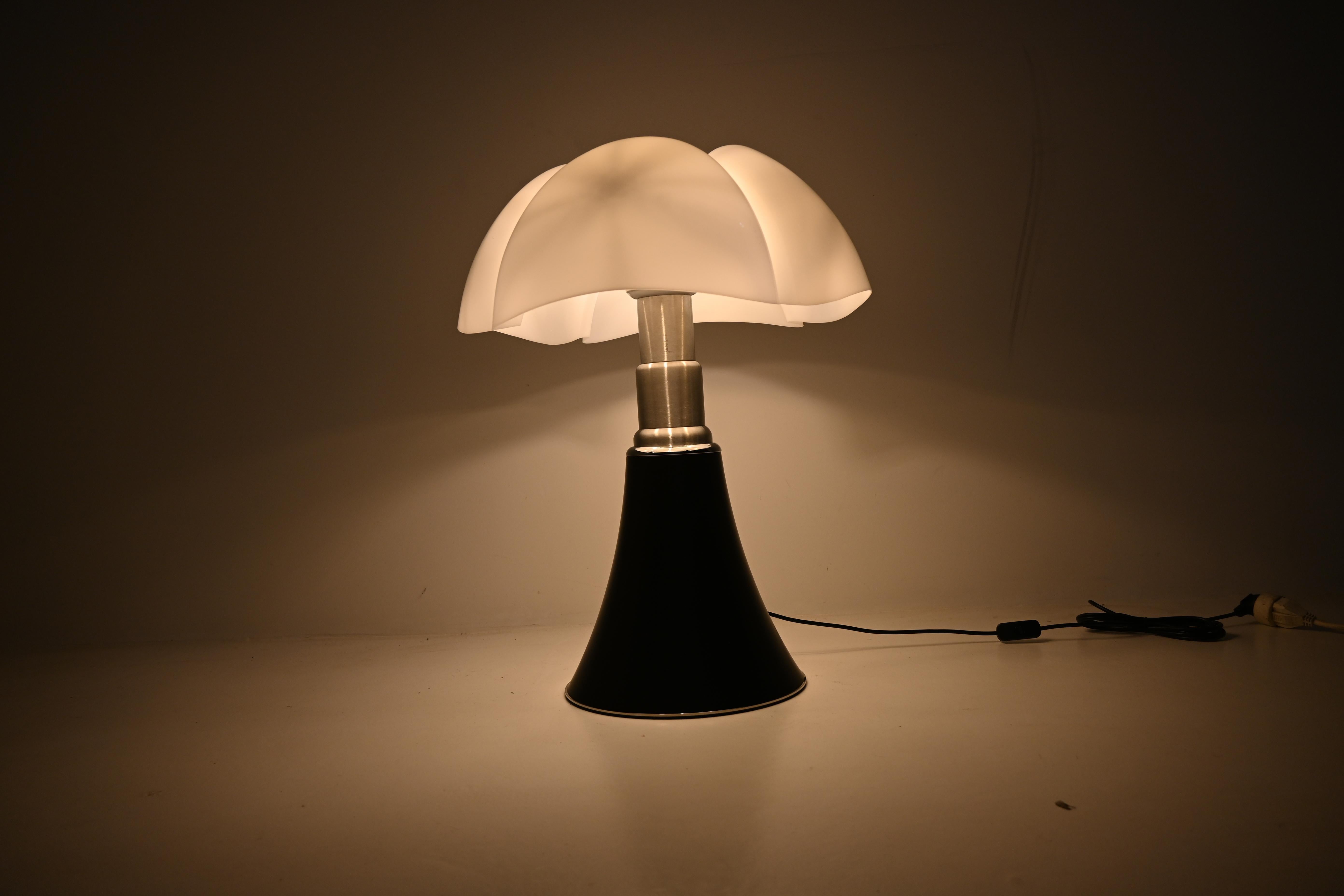 Black Pipistrello Table Lamp by Gae Aulenti for Martinelli Luce For Sale 2