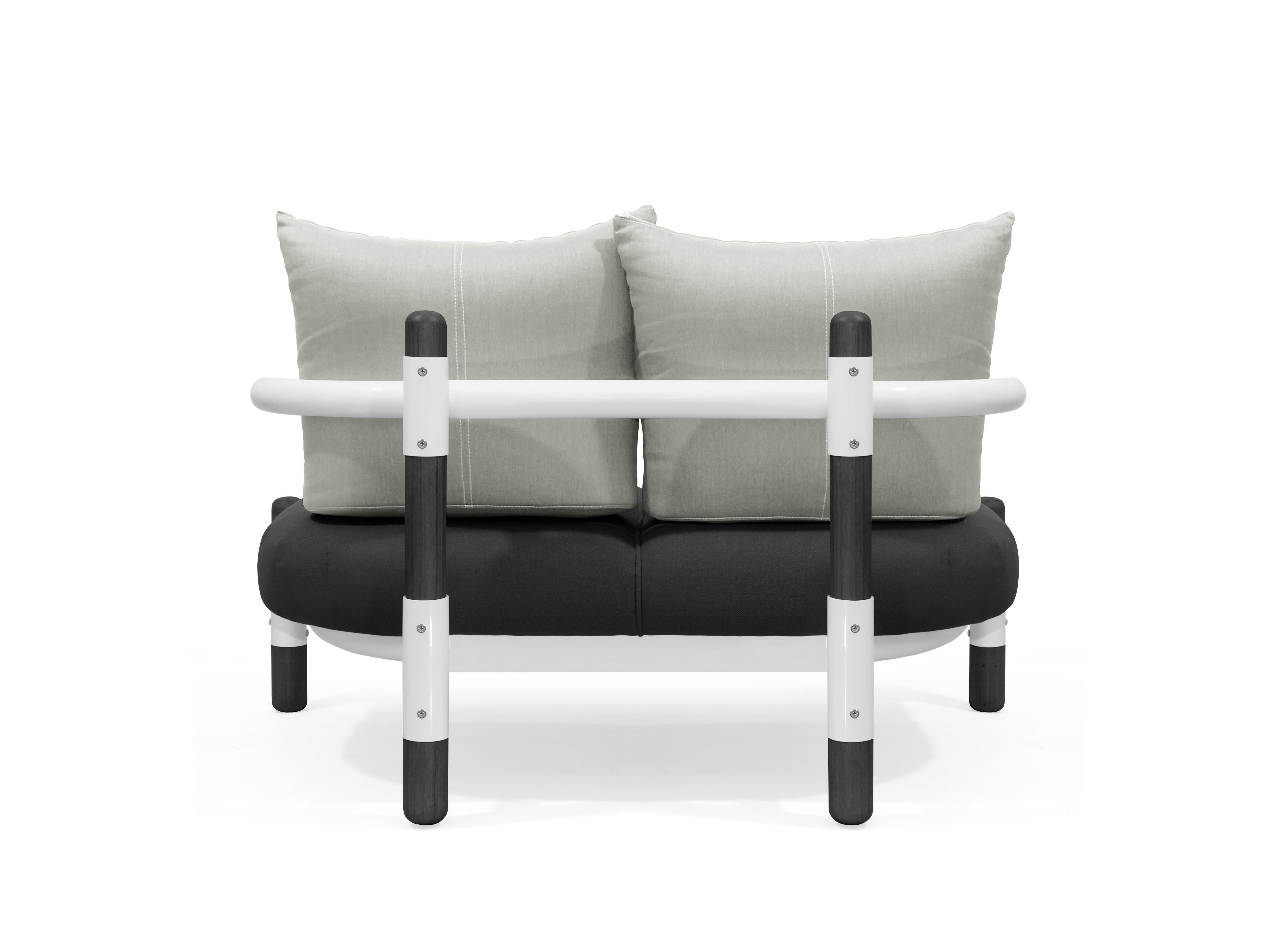 Schwarzes PK15 Zweisitzer-Sofa, Stahlstruktur und ebonisierte Holzbeine von Paulo Kobylka (Moderne) im Angebot