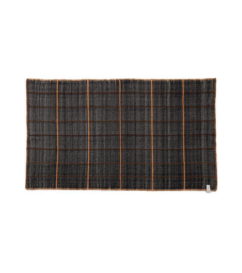Manta a quadri neri di Sebastian Herkner
Materiali: 100% lana vergine naturale. 
Tecnica: tessuto a mano in Colombia. 
Dimensioni: L 200 x H 120 cm 
Disponibile nei colori: blu/nero/rosa, nero/bianco/ocra, grigio/rosa/blu, verde/blu/naranja.