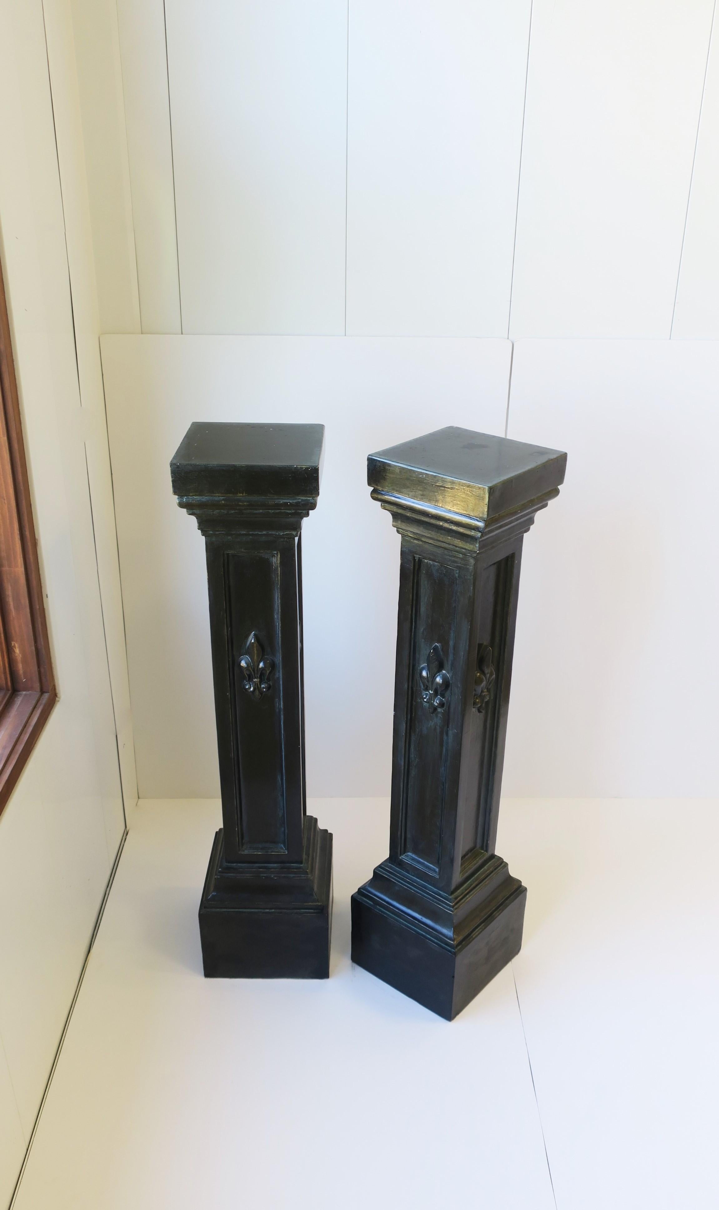 Paar schwarze Säulensockel-Gipsständer mit französischem Fluer de Lis-Sockel (20. Jahrhundert) im Angebot
