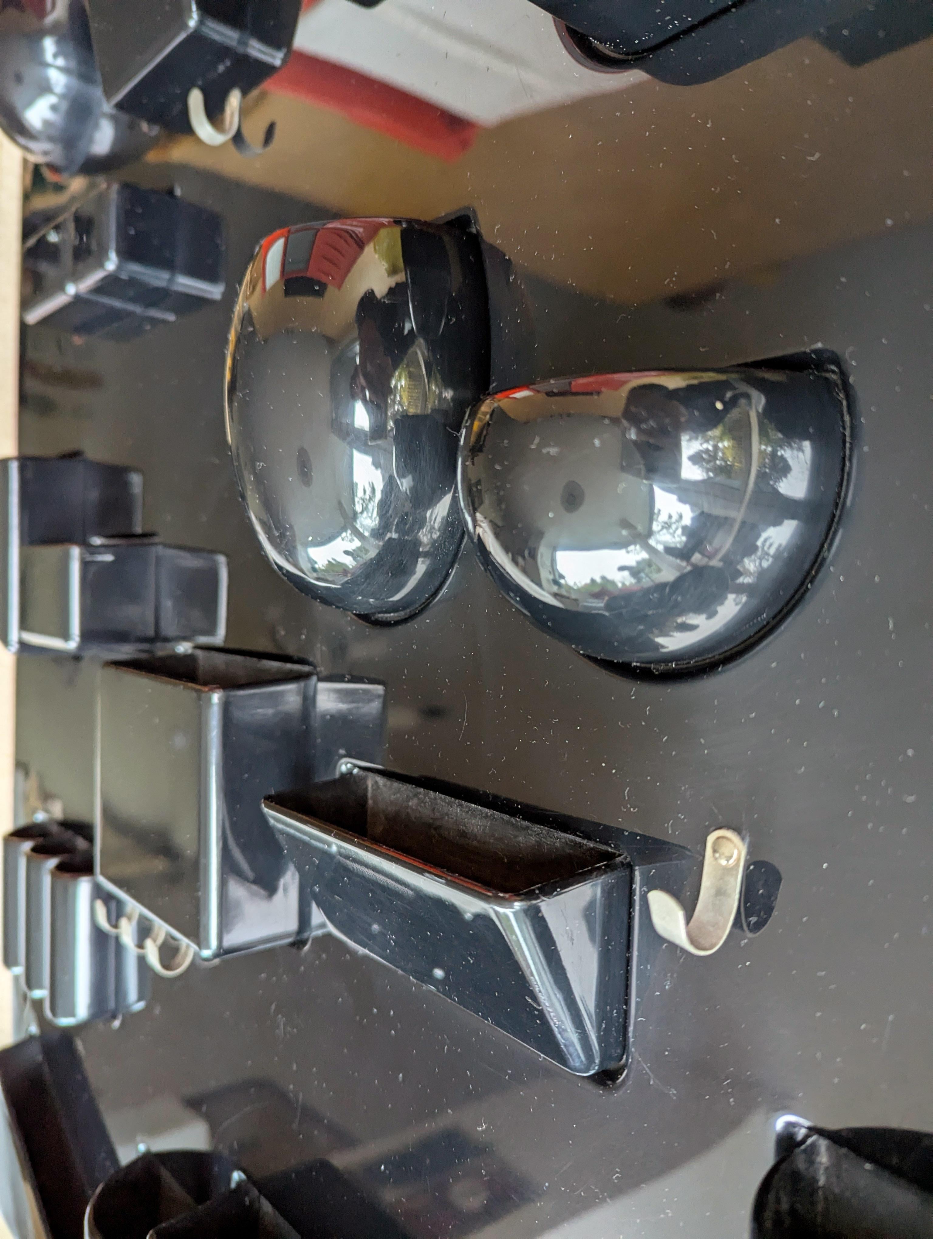 Ikonisches Wandorganisationspaneel aus schwarzem Kunststoff und Metallhaken aus der Produktion der frühen 1970er Jahre. Guter Vintage-Zustand: einige Kratzer und Kunststoffdefekte wie auf den Bildern zu sehen. Metalloxidation.