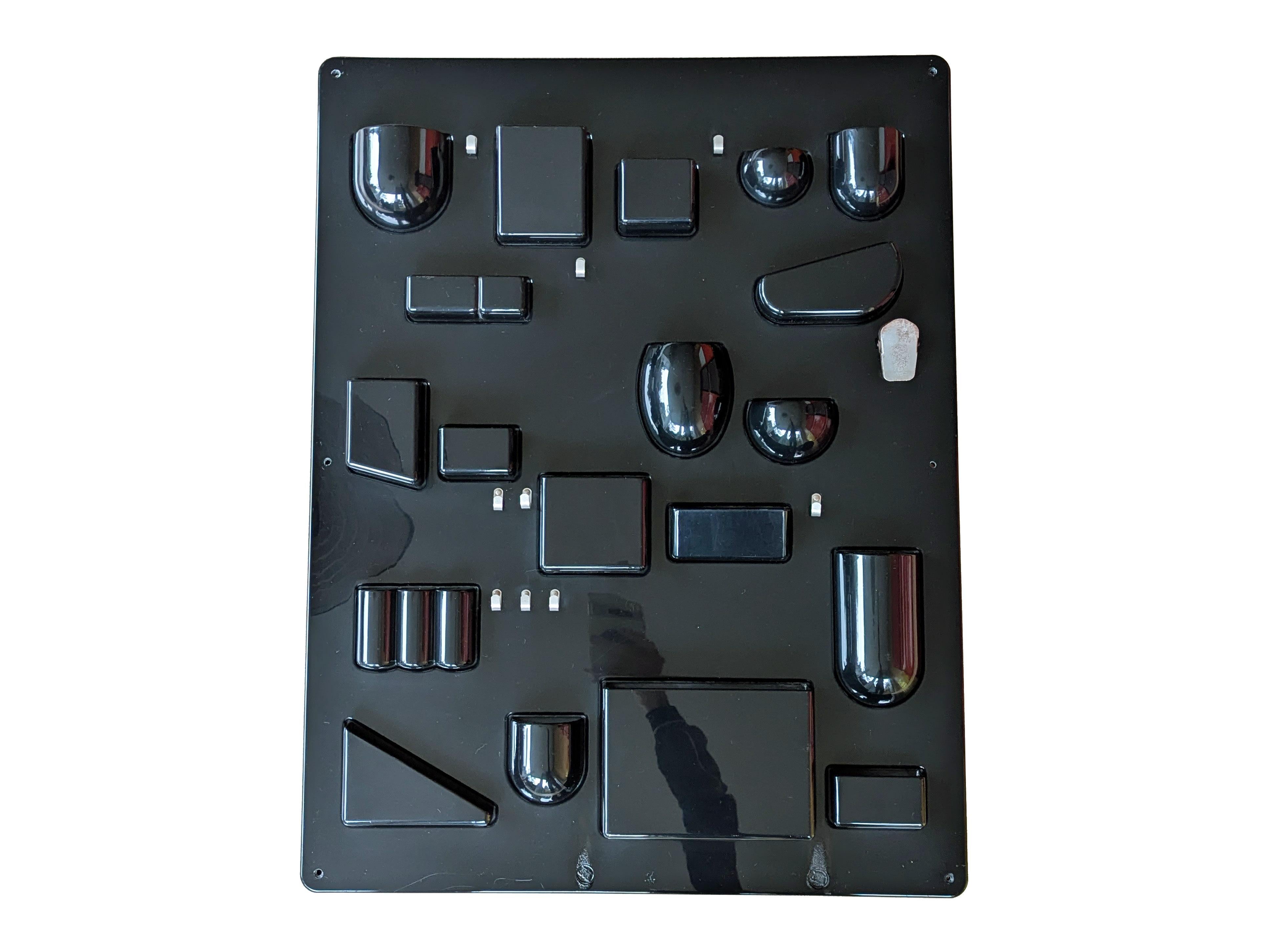 Schwarzes Kunststoff- und Metallpaneel 70er Jahre UTENSILO von Maurer Becker für Design M (Space Age) im Angebot