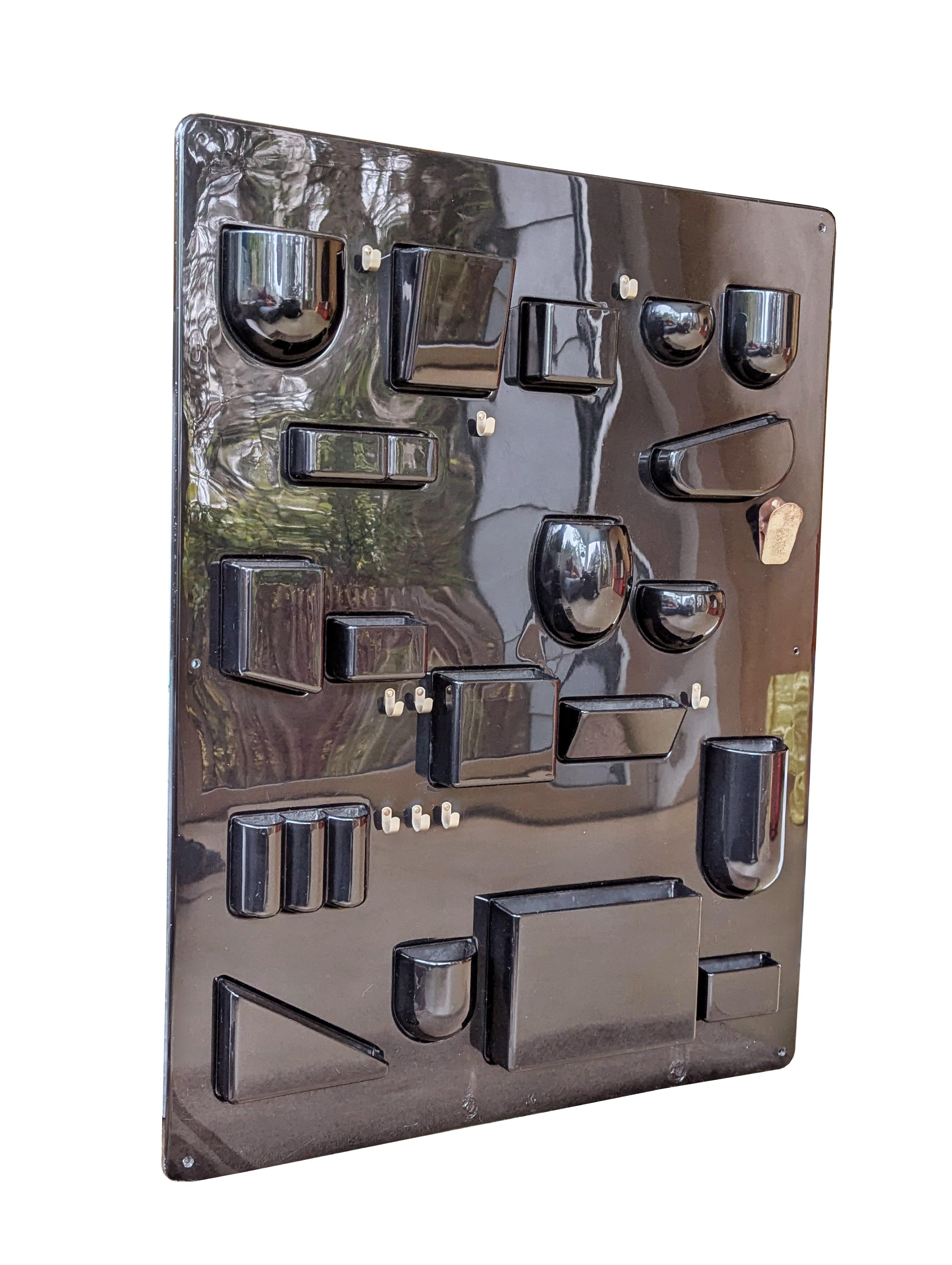 Schwarzes Kunststoff- und Metallpaneel 70er Jahre UTENSILO von Maurer Becker für Design M im Angebot 3