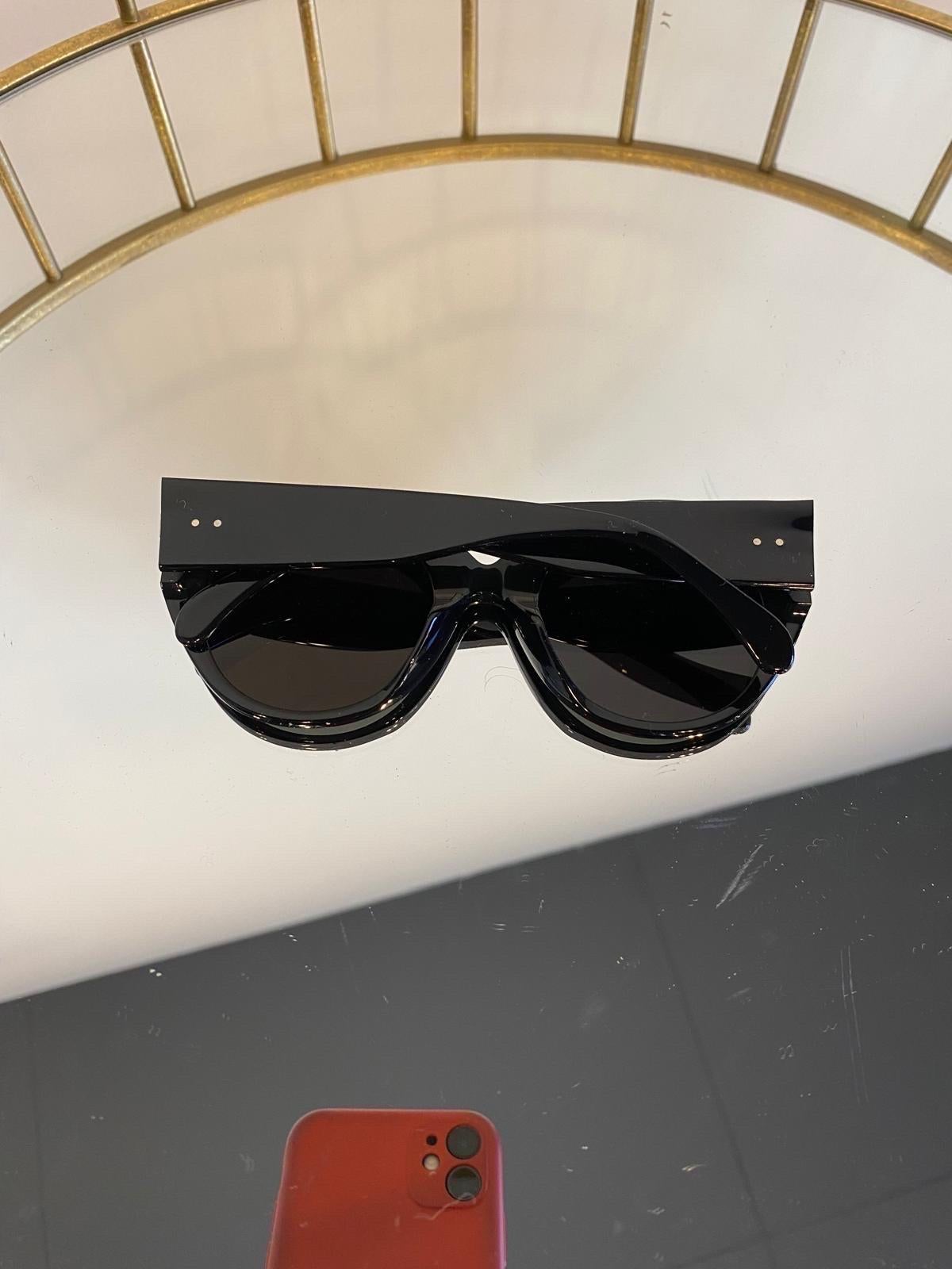 Black plastic sunglasses with studs In Excellent Condition For Sale In Carnate, IT