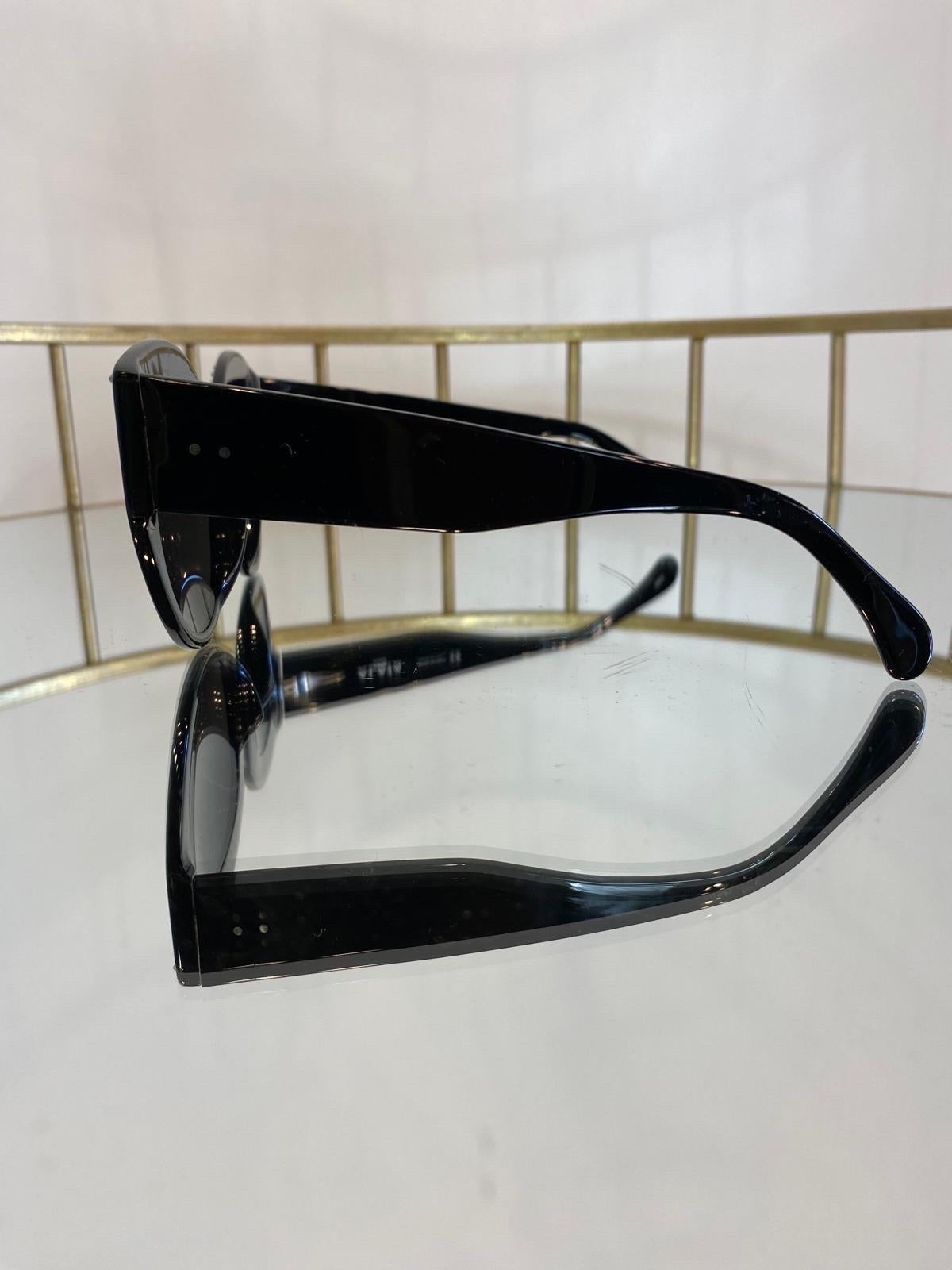 Black plastic sunglasses with studs For Sale 2