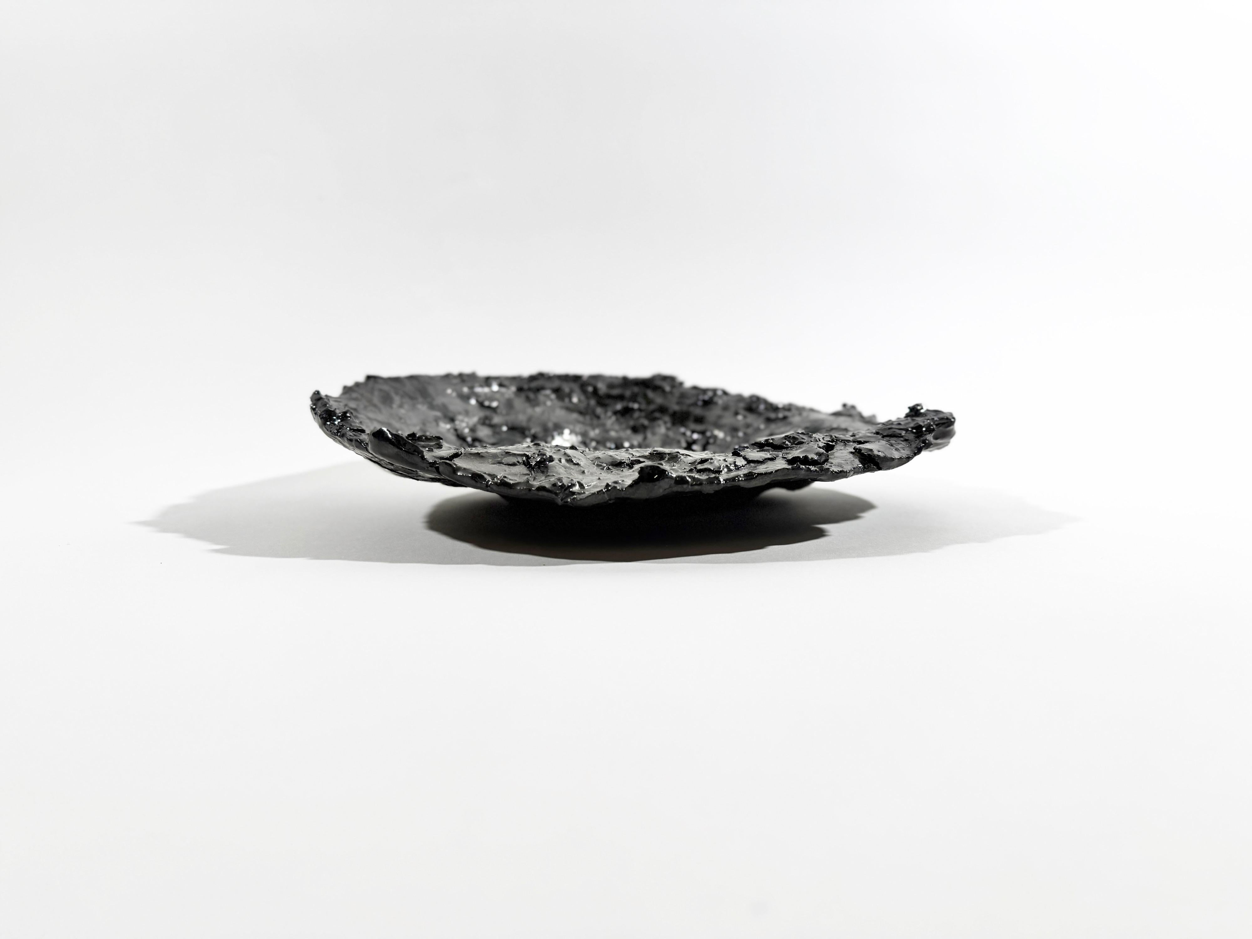 Esta fuente escultórica de cerámica es una expresión táctil de la energía bruta de la tierra, que se hace eco de las texturas de la lava enfriada, el terreno calcinado y la erosión natural. Hecho a mano con métodos sostenibles, en pequeños lotes y