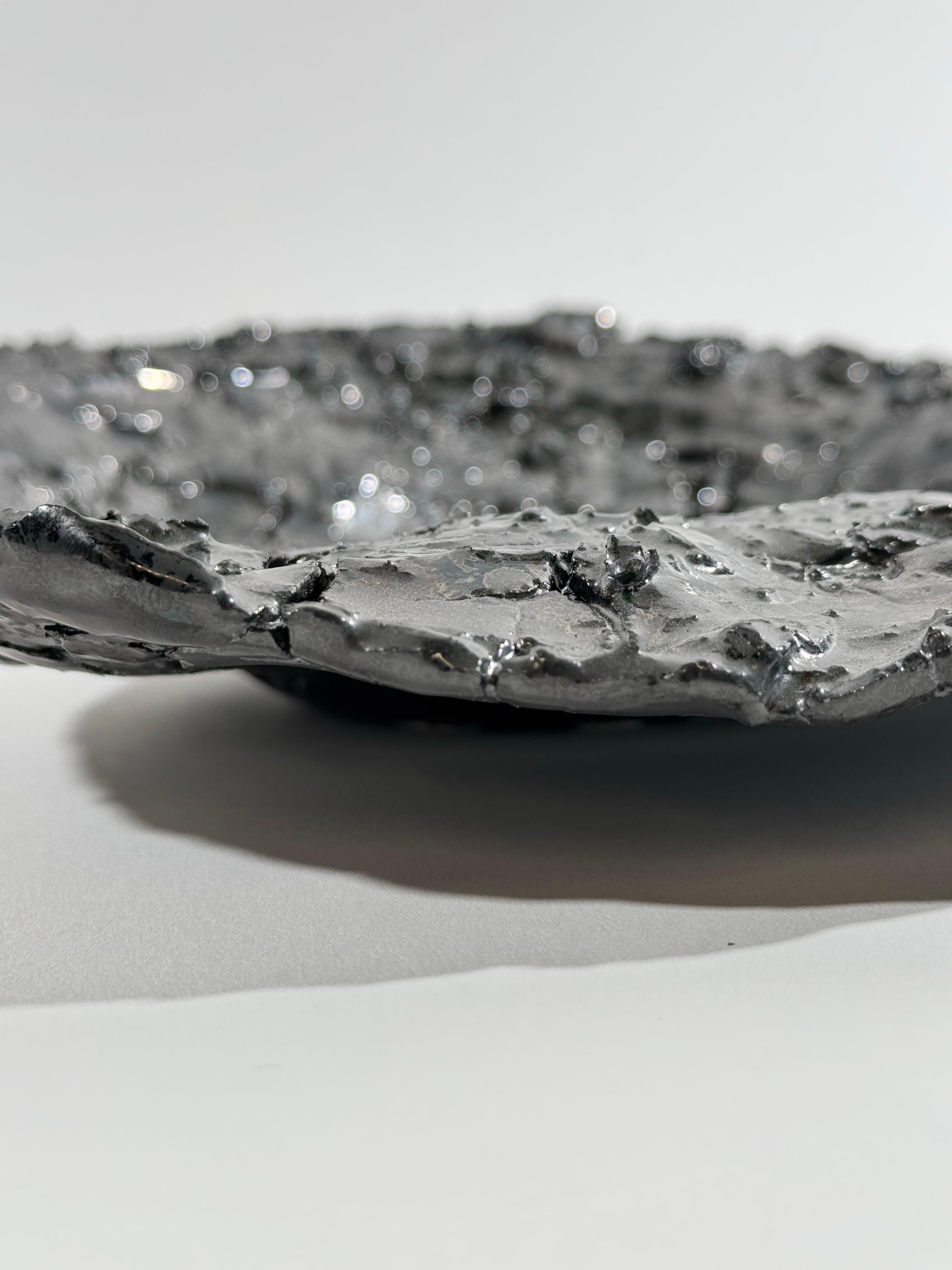 Plato Escultórico de Textura Volcánica - Arte Cerámico Wabi-Sabi Hecho a Mano en Nuevo estado para la venta en Joniskio rajonas, LT