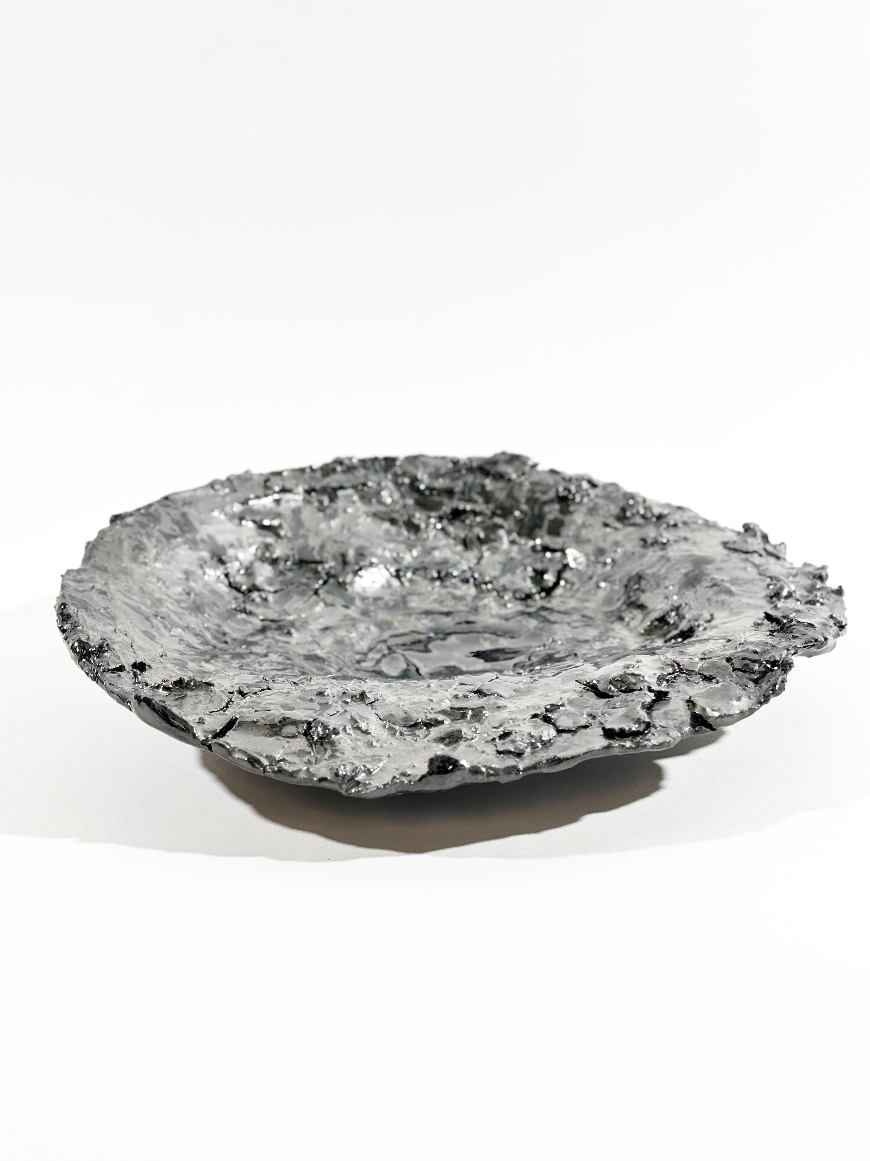 Plato Escultórico de Textura Volcánica - Arte Cerámico Wabi-Sabi Hecho a Mano Siglo XXI y contemporáneo en venta