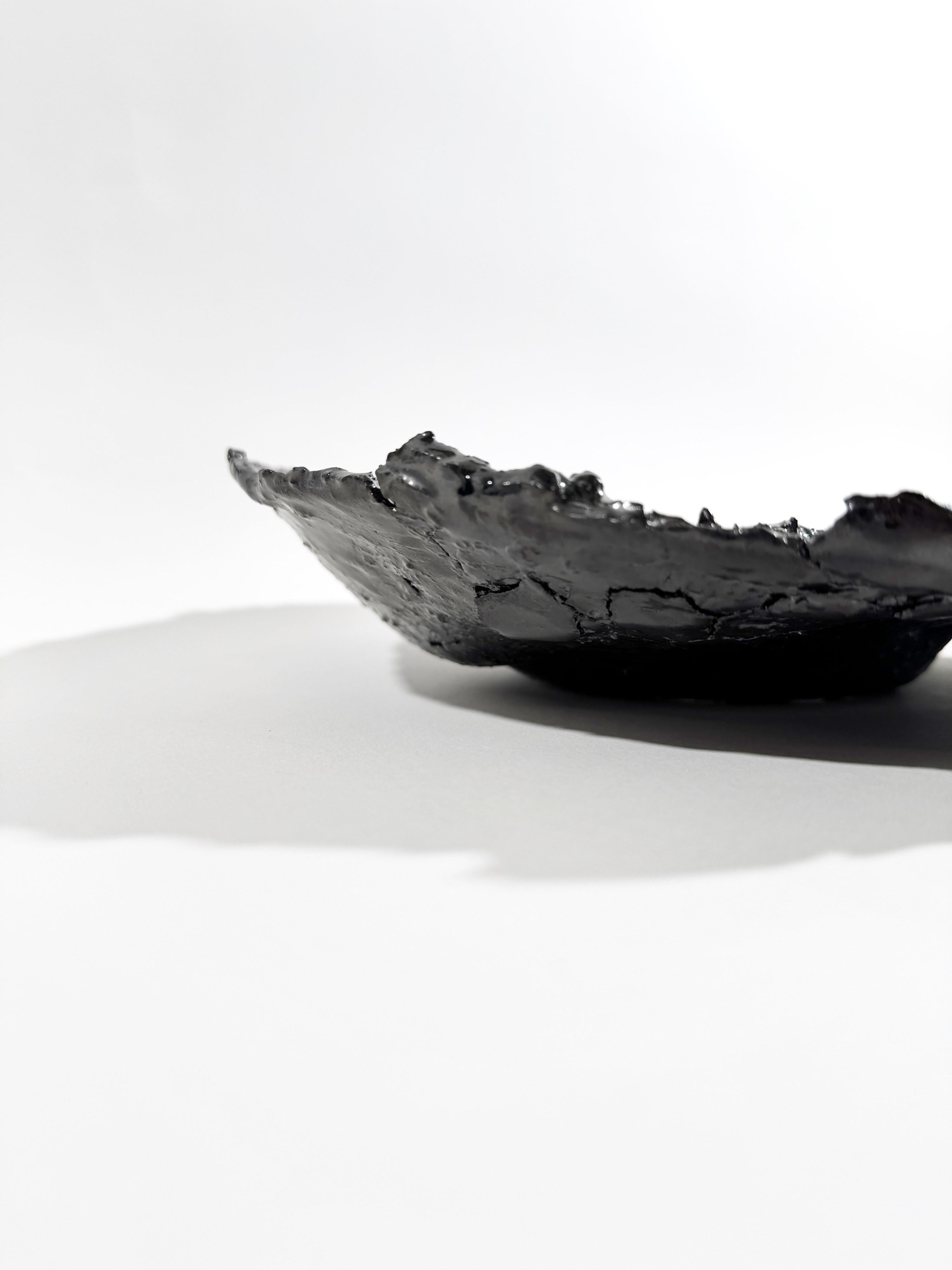Plato Escultórico de Textura Volcánica - Arte Cerámico Wabi-Sabi Hecho a Mano Gres en venta