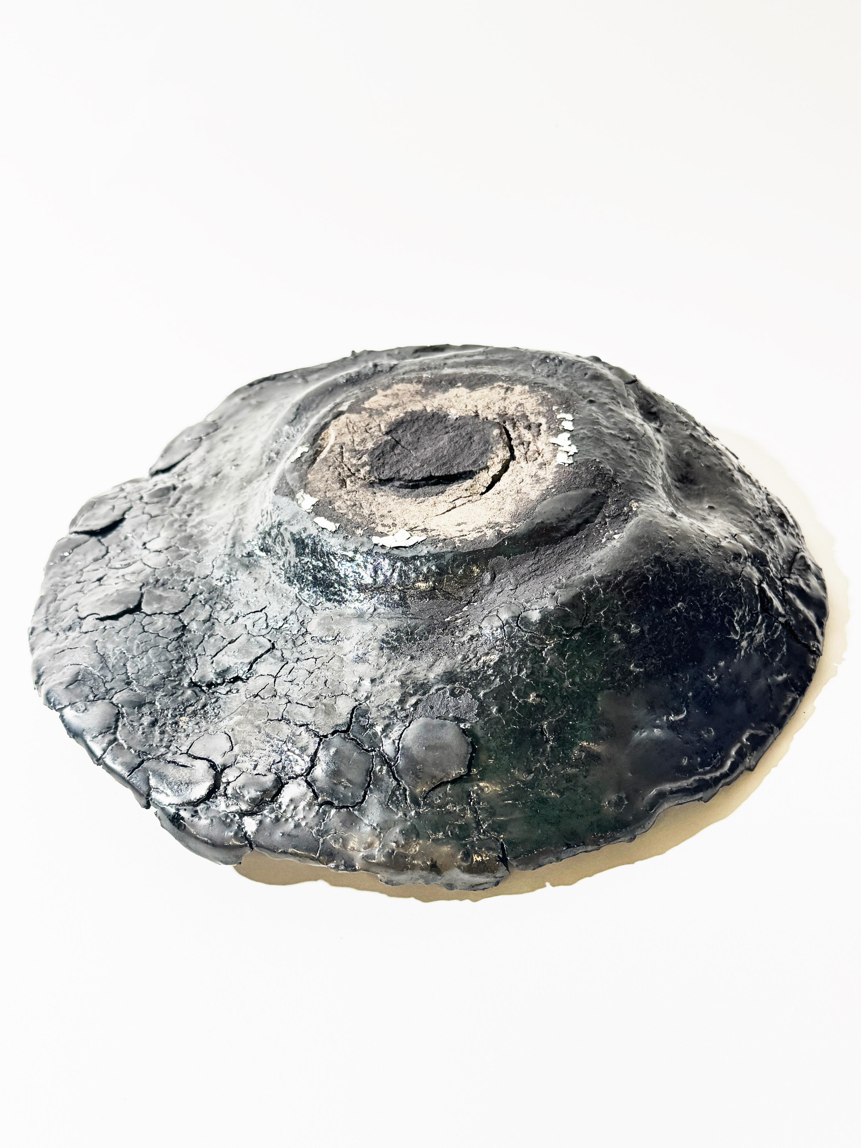 Plato Escultórico de Textura Volcánica - Arte Cerámico Wabi-Sabi Hecho a Mano en venta 1