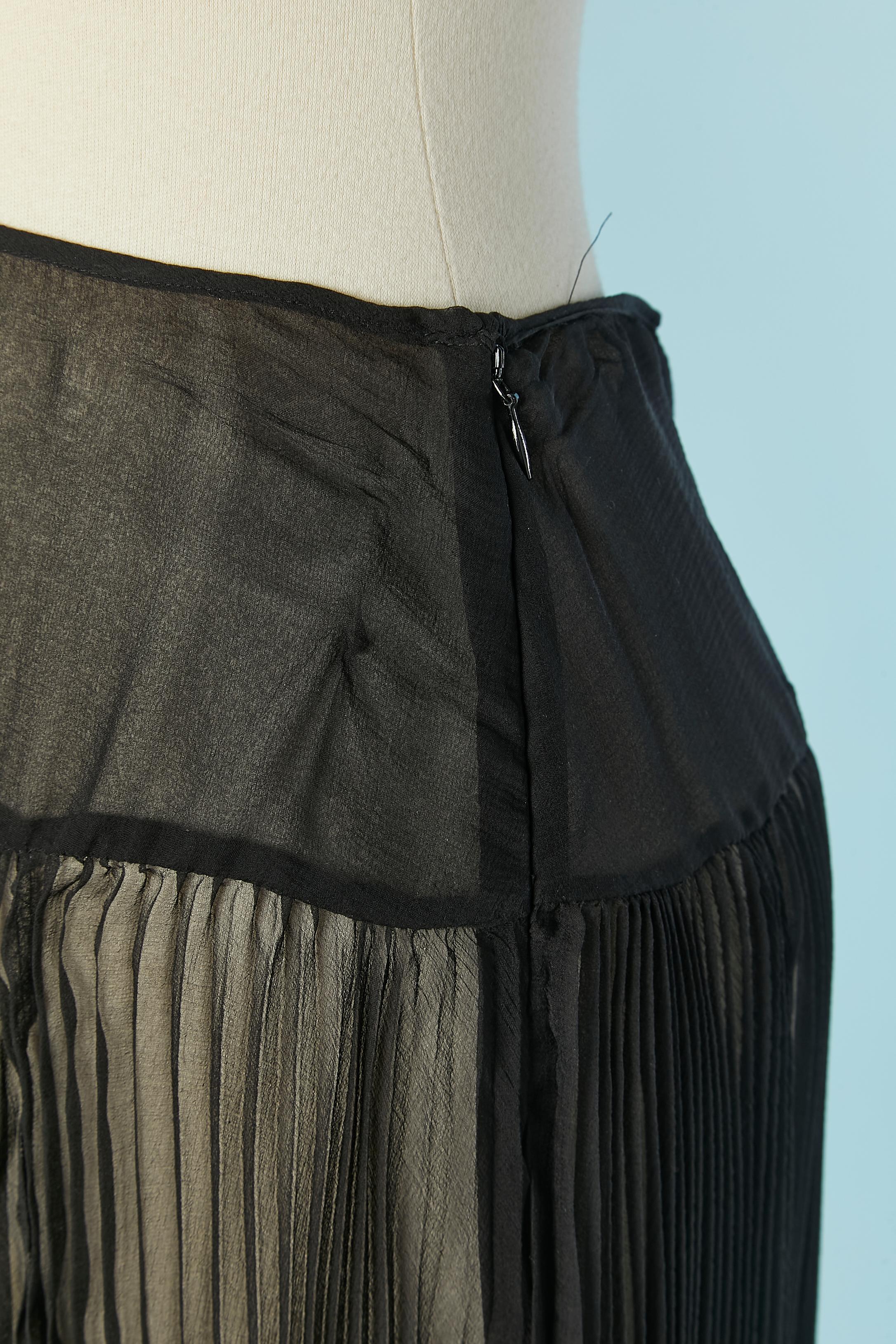 Falda de gasa de seda transparente plisada negra . Cierre con cremallera y corchete en el lado izquierdo. 
talla 34/36 XS 