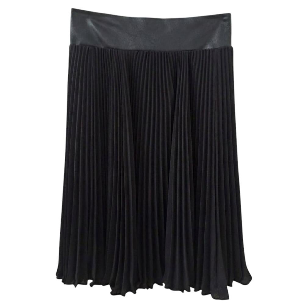 Falda plisada negra de Diane Von Furstenberg con cinturón de imitación de piel en venta