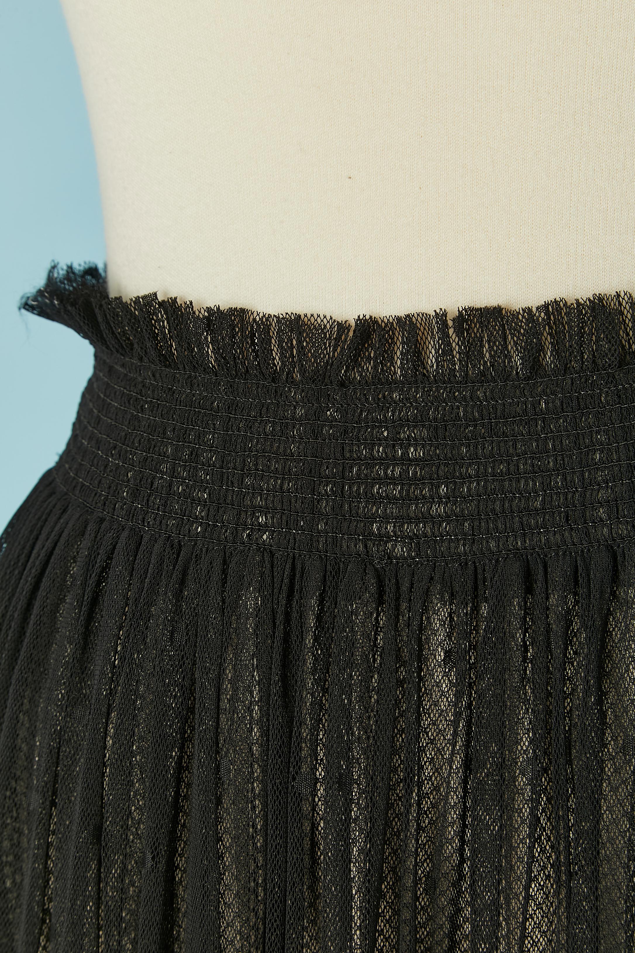 Black plumetis tulle and lace ruffle skirt . Top lay is made in plumetis tulle and the under lay is made of mesh tulle with lace edge .
Elastic waist band
SIZE 38( fr)  M
