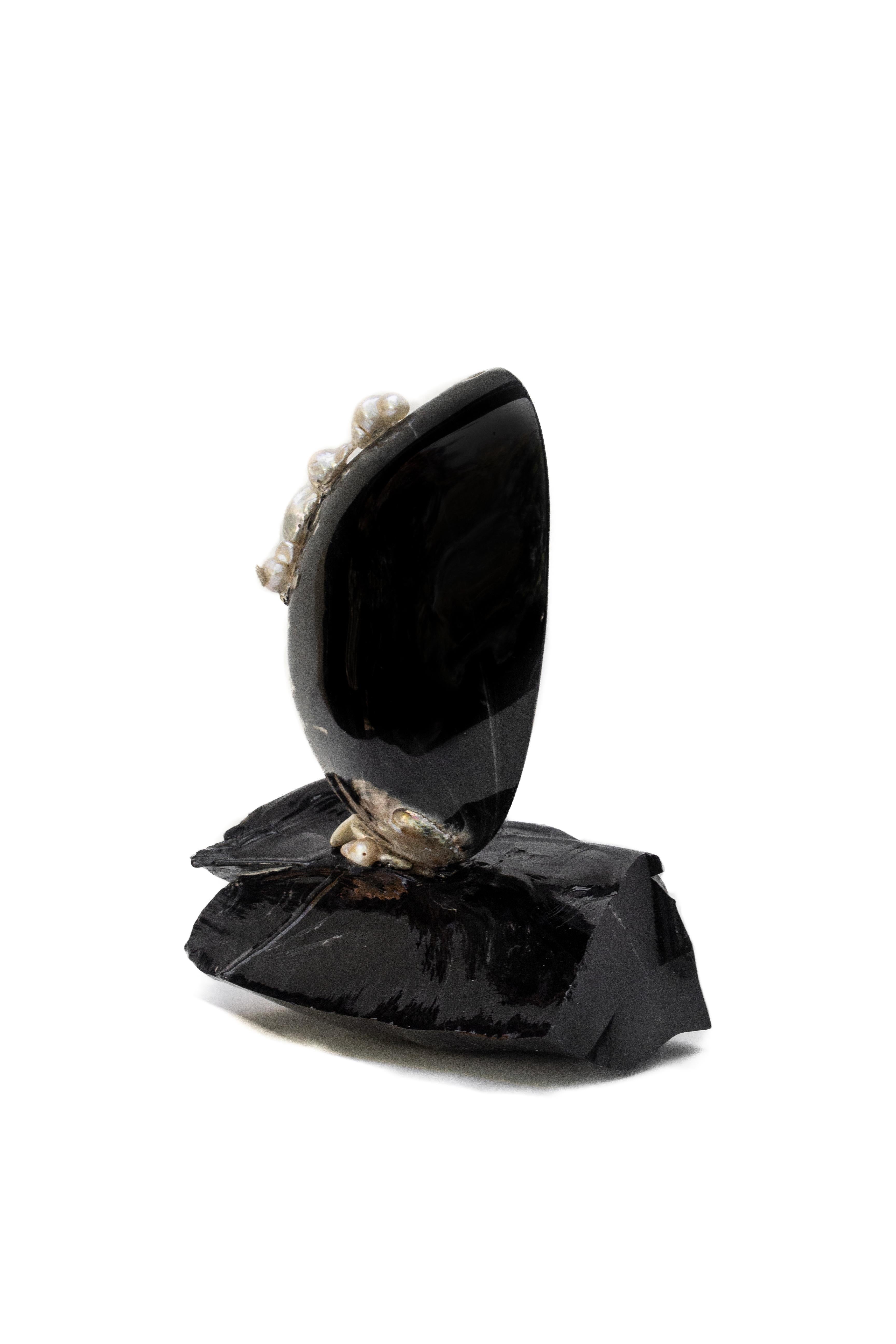 Schwarze polierte Abalone-Muschel auf Obsidian mit Barockperlen (Organische Moderne) im Angebot