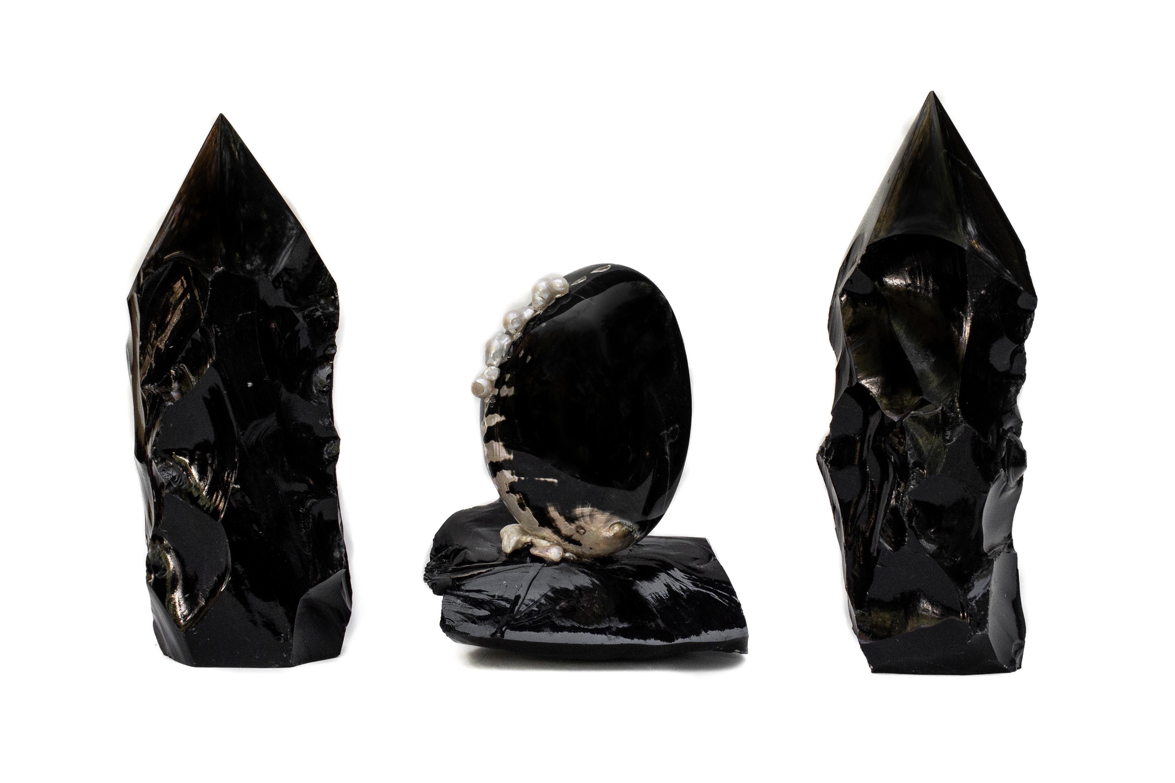Schwarze polierte Abalone-Muschel auf Obsidian mit Barockperlen (21. Jahrhundert und zeitgenössisch) im Angebot