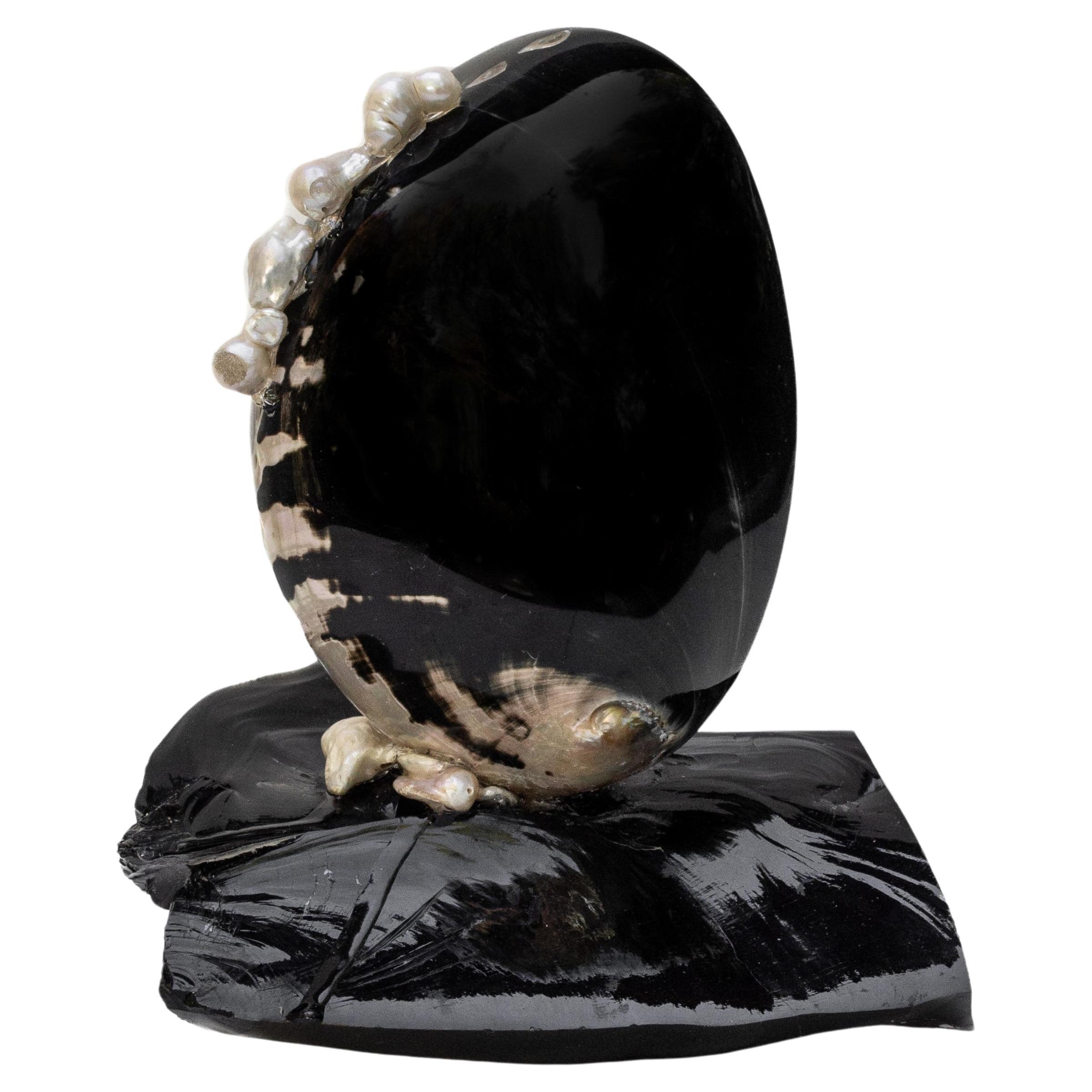 Schwarze polierte Abalone-Muschel auf Obsidian mit Barockperlen im Angebot