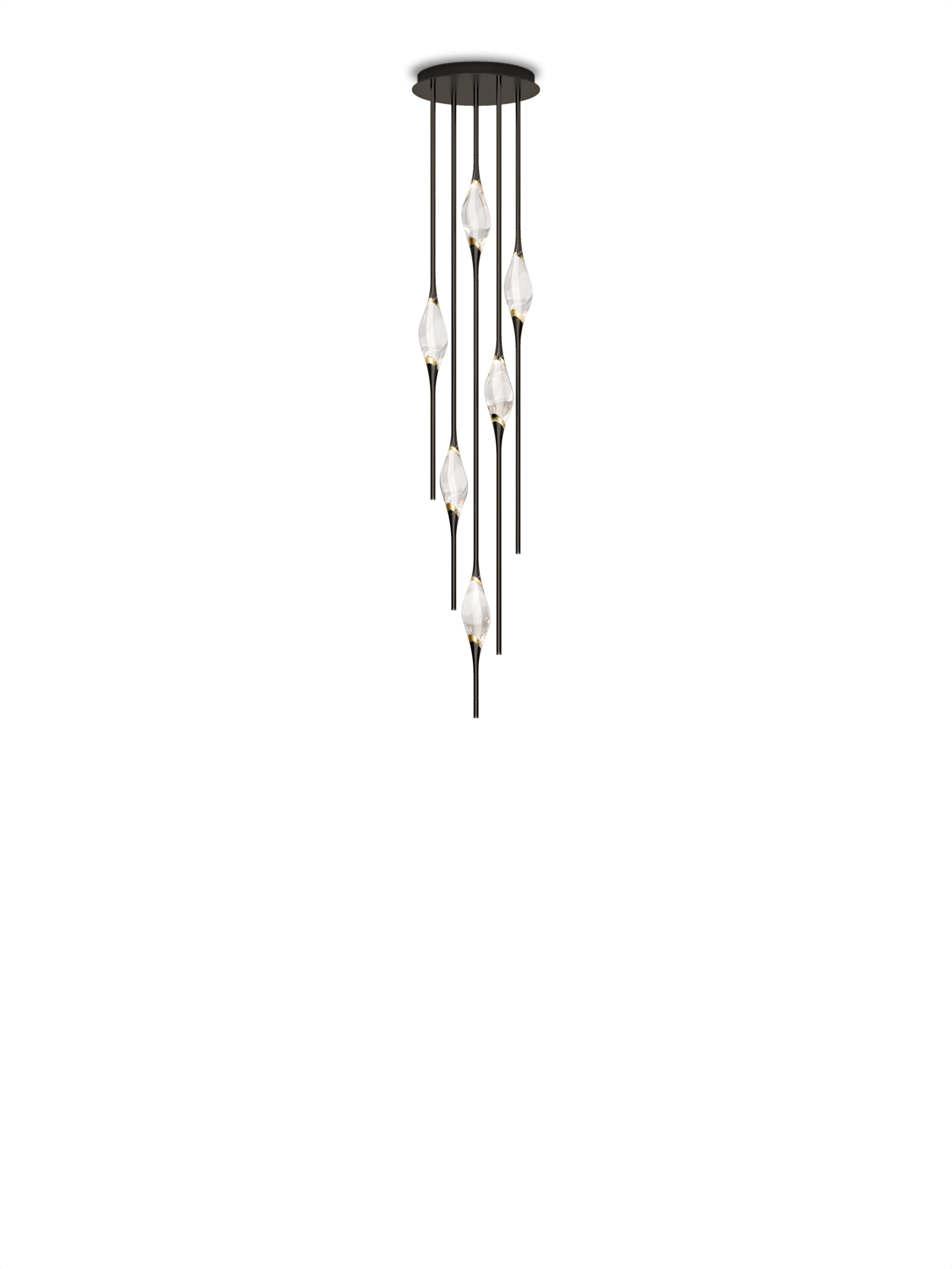 Lampadario Il Pezzo 12 a grappolo in ottone lucido nero J di Il Pezzo Mancante
Dimensioni:  D. 40 x H. 200 cm
Materiali: Cristallo massiccio.
Peso: 33 kg. 
5 ciondoli - 6 cristalli

Disponibile anche in diverse finiture: bronzo, ottone satinato,