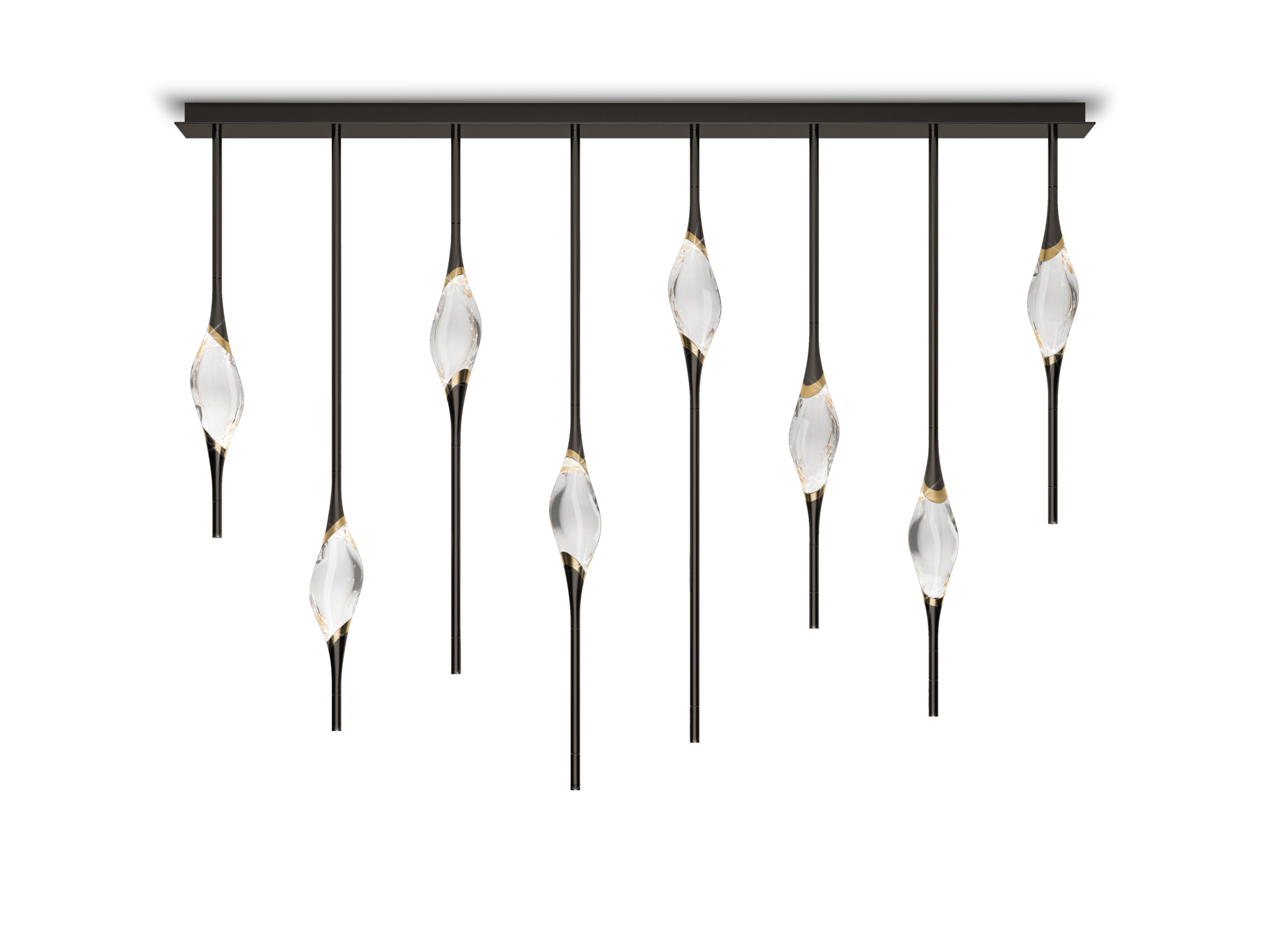 Lampadario Il Pezzo 12 sfalsato in ottone lucido nero di Il Pezzo Mancante
Dimensioni:  L 160 x P 15 x H 120 cm
Materiali: Cristallo massiccio.
Peso: 36 kg. 
8 ciondoli - 8 cristalli

Disponibile anche in diverse finiture: bronzo, ottone satinato,