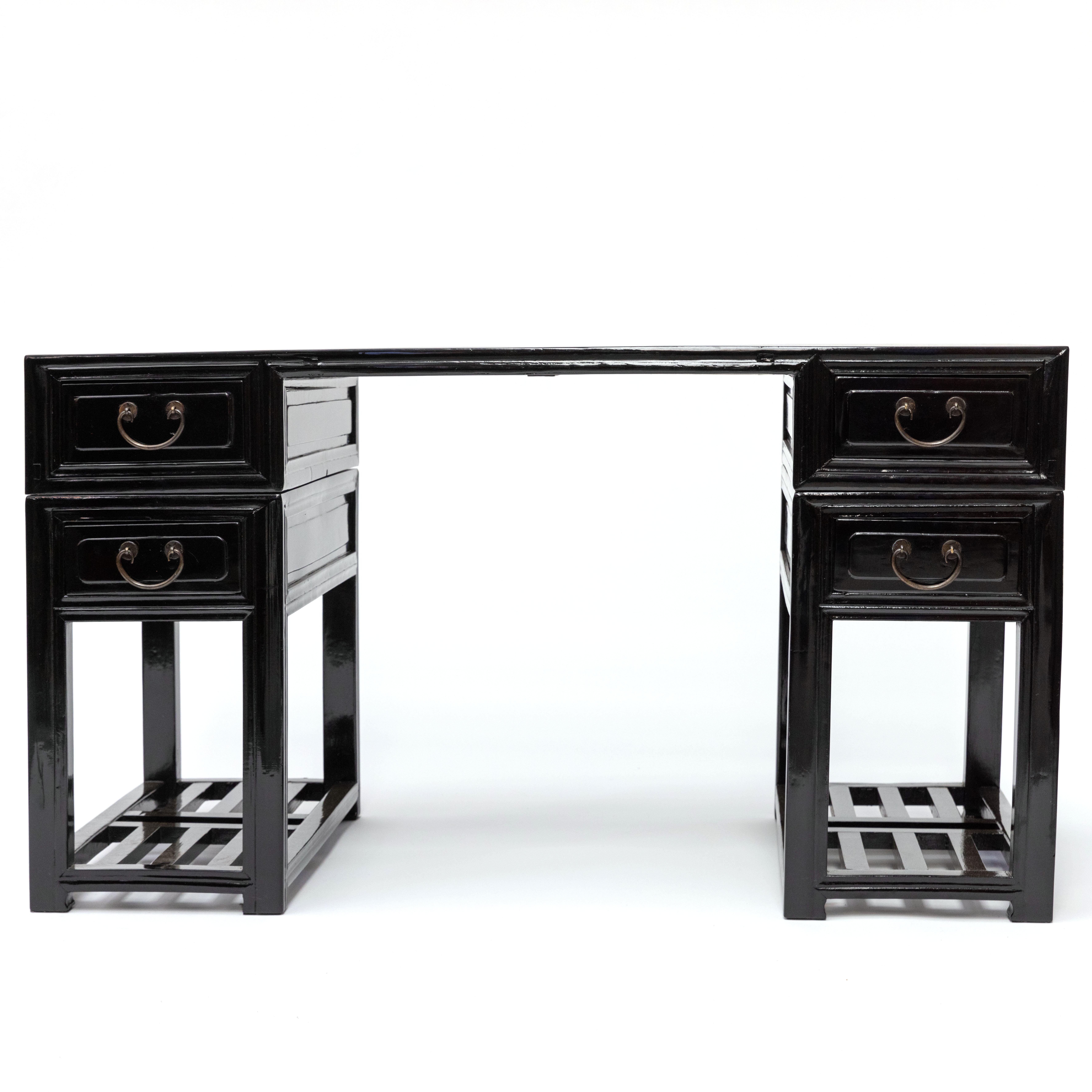 Élégant bureau de médecin ou d'érudit de la dynastie chinoise des Qing, en bois de Jumu (Eleg) poli noir.
Comprend 4 tiroirs et une partie inférieure joliment grillagée.

Le bureau se démonte en trois parties pour faciliter le transport. Hauteur du