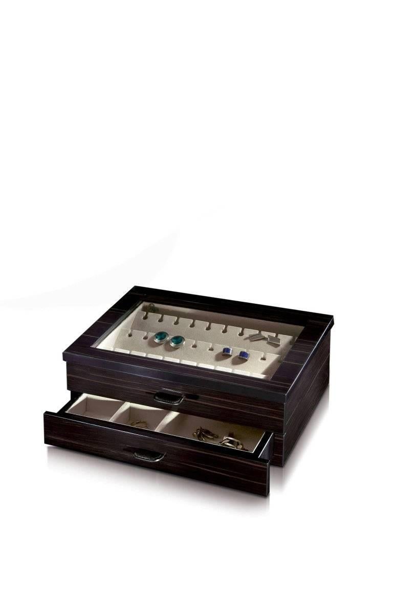 Boîte pour 24 paires de boutons de manchette en bois poli noir avec poignées en cuir.
