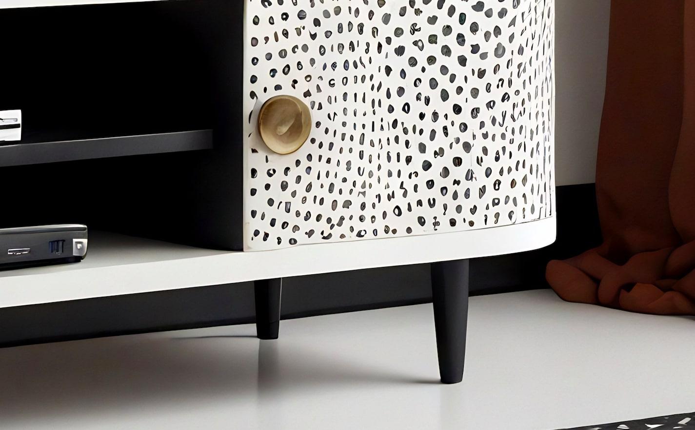 Indiano Console multimediale bianca con intarsio a pois in vendita