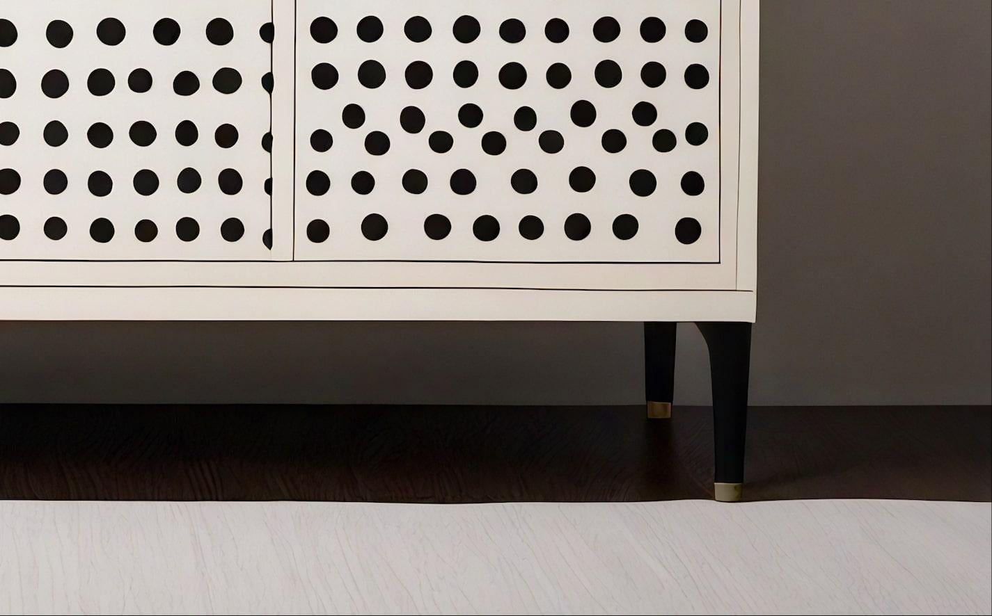 Indiano Console multimediale bianca con intarsio a pois in vendita