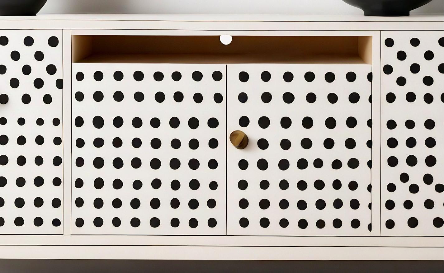 Intarsio Console multimediale bianca con intarsio a pois in vendita