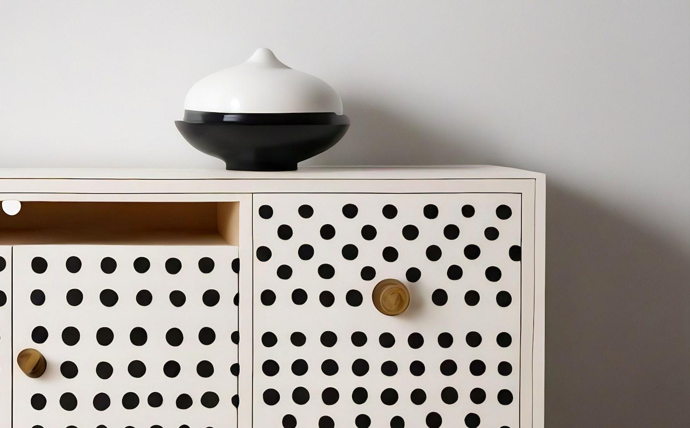 XXI secolo e contemporaneo Console multimediale bianca con intarsio a pois in vendita