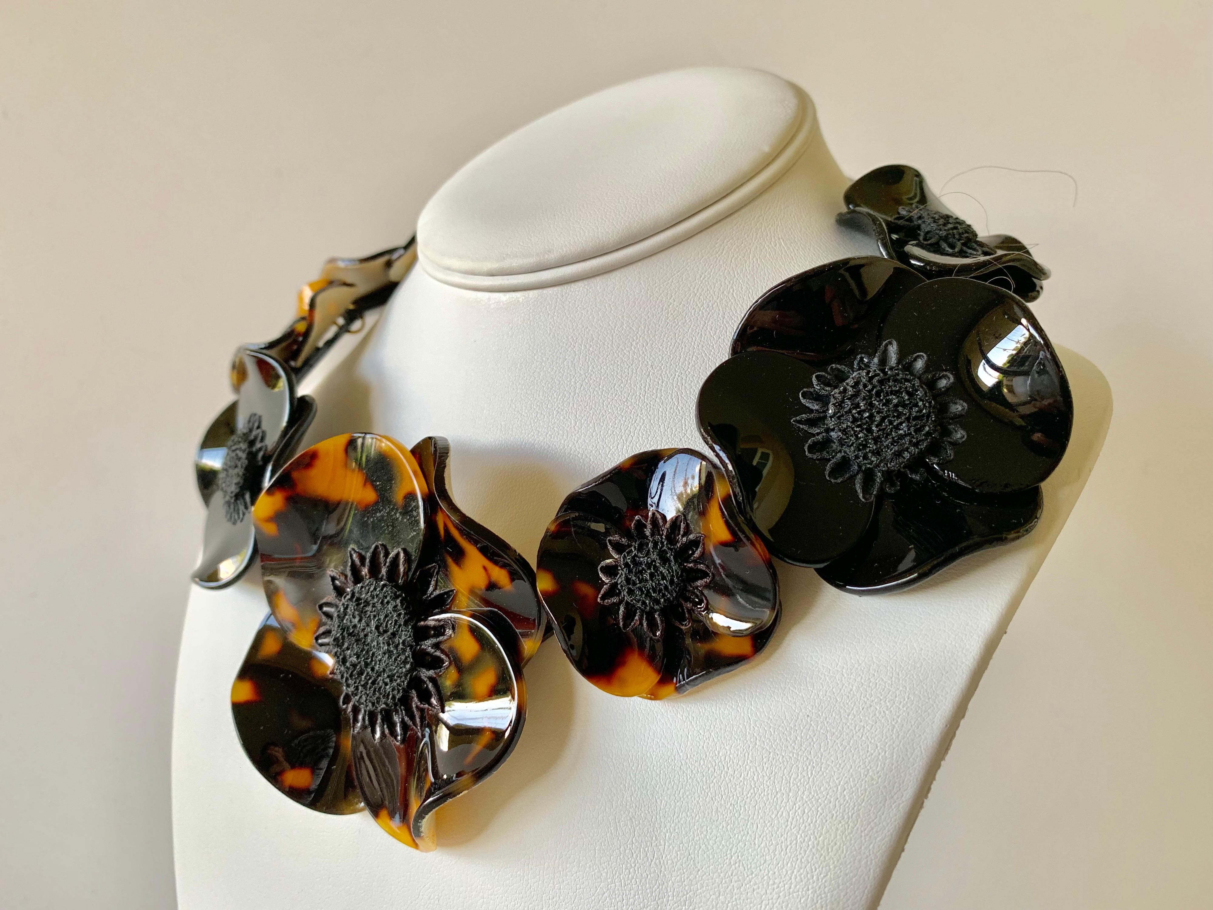 Light and easy to wear, the contemporary handmade adjustable artisanal necklace was made in Paris by Cilea. The statement necklace features seven architectural enameline (enamel and resin composite) poppy flowers in black and tortoise. The poppies
