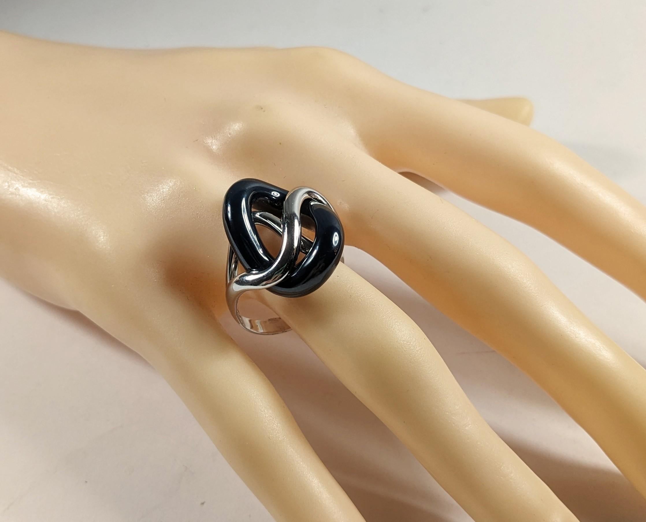 Anello con labbra in porcellana nera e oro bianco 18 carati in vendita 1