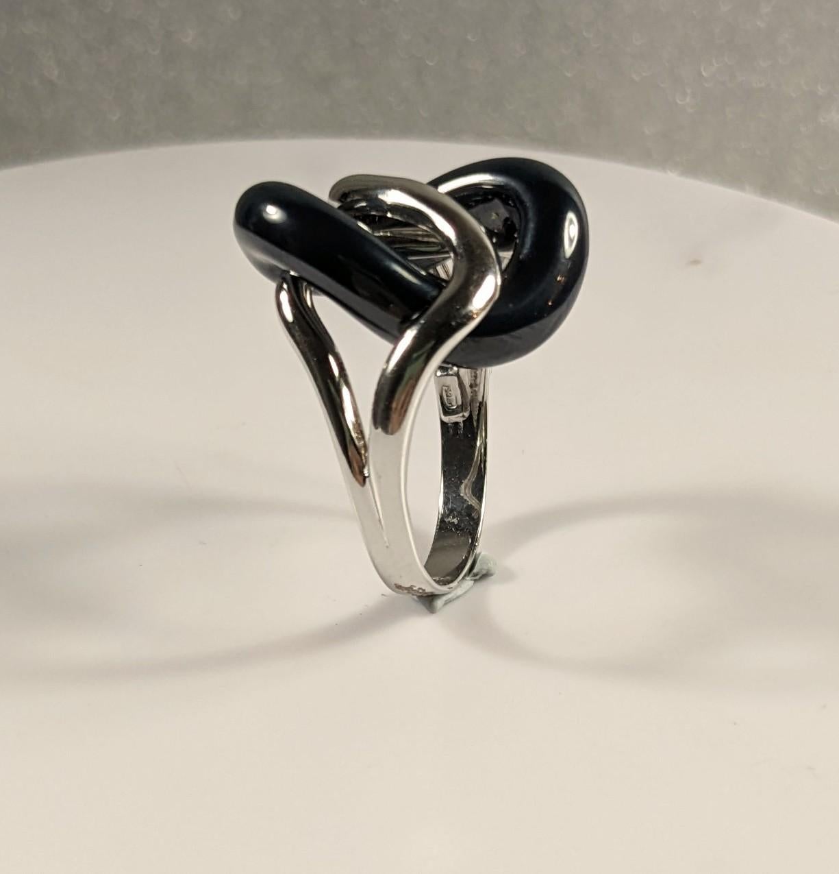 Anello con labbra in porcellana nera e oro bianco 18 carati in vendita 3