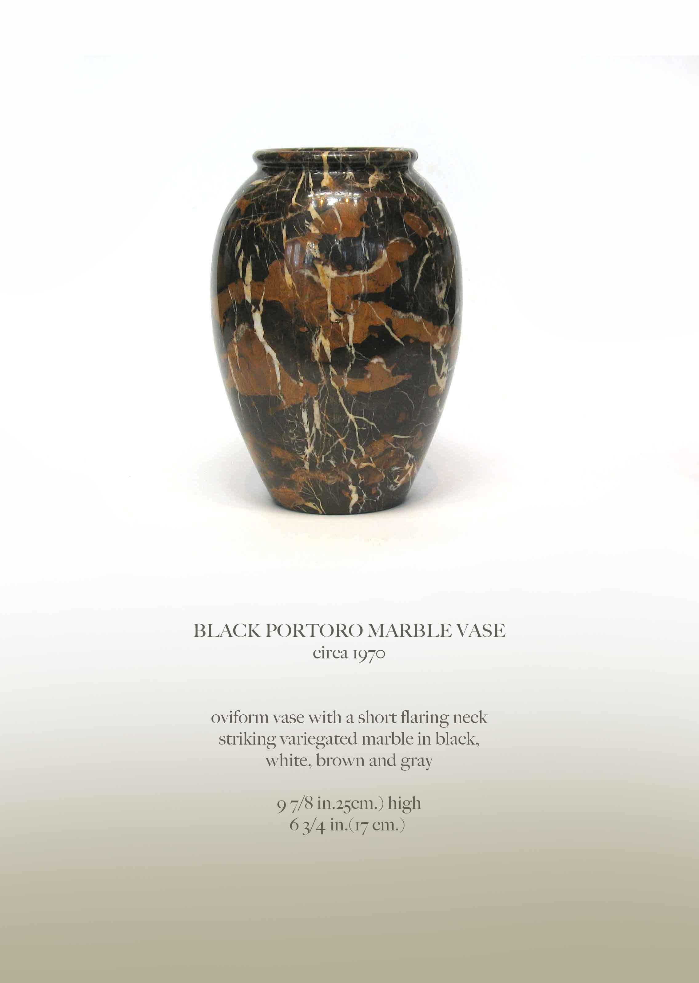 VASE AUS SCHWARZEM PORTORO-MARMOR
um 1970

Vase in Form A von Ovid mit kurzem, ausladendem Hals
auffallend vielfarbiger Marmor in Schwarz,
weiß, braun und grau.

9 7/8