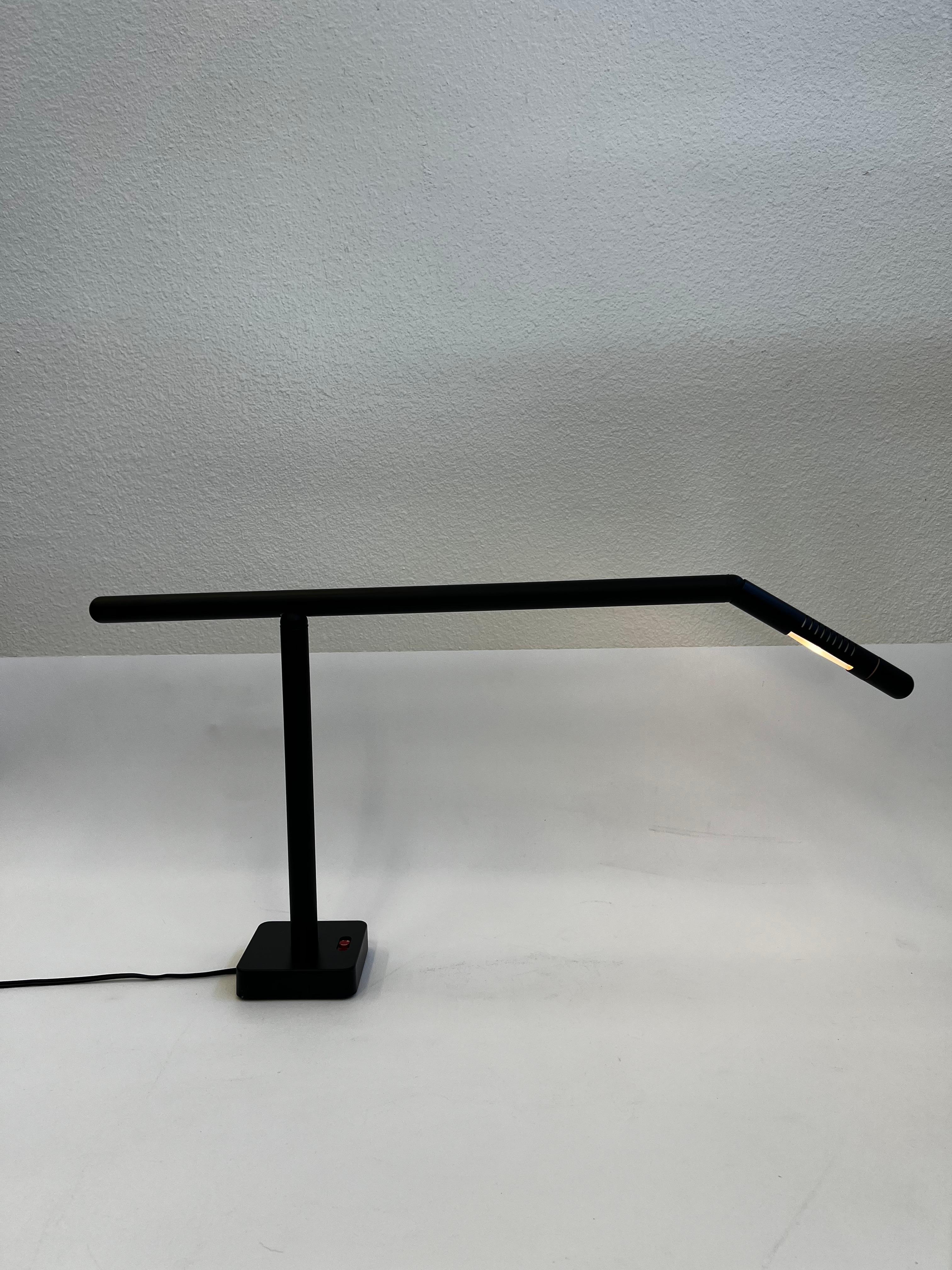 Lámpara de sobremesa posmoderna regulable negra de Ron Rezek. 
En bonito estado vintage original. 
Con cable para EE.UU., tiene un regulador de intensidad de rango completo y admite una bombilla halógena pequeña. 
