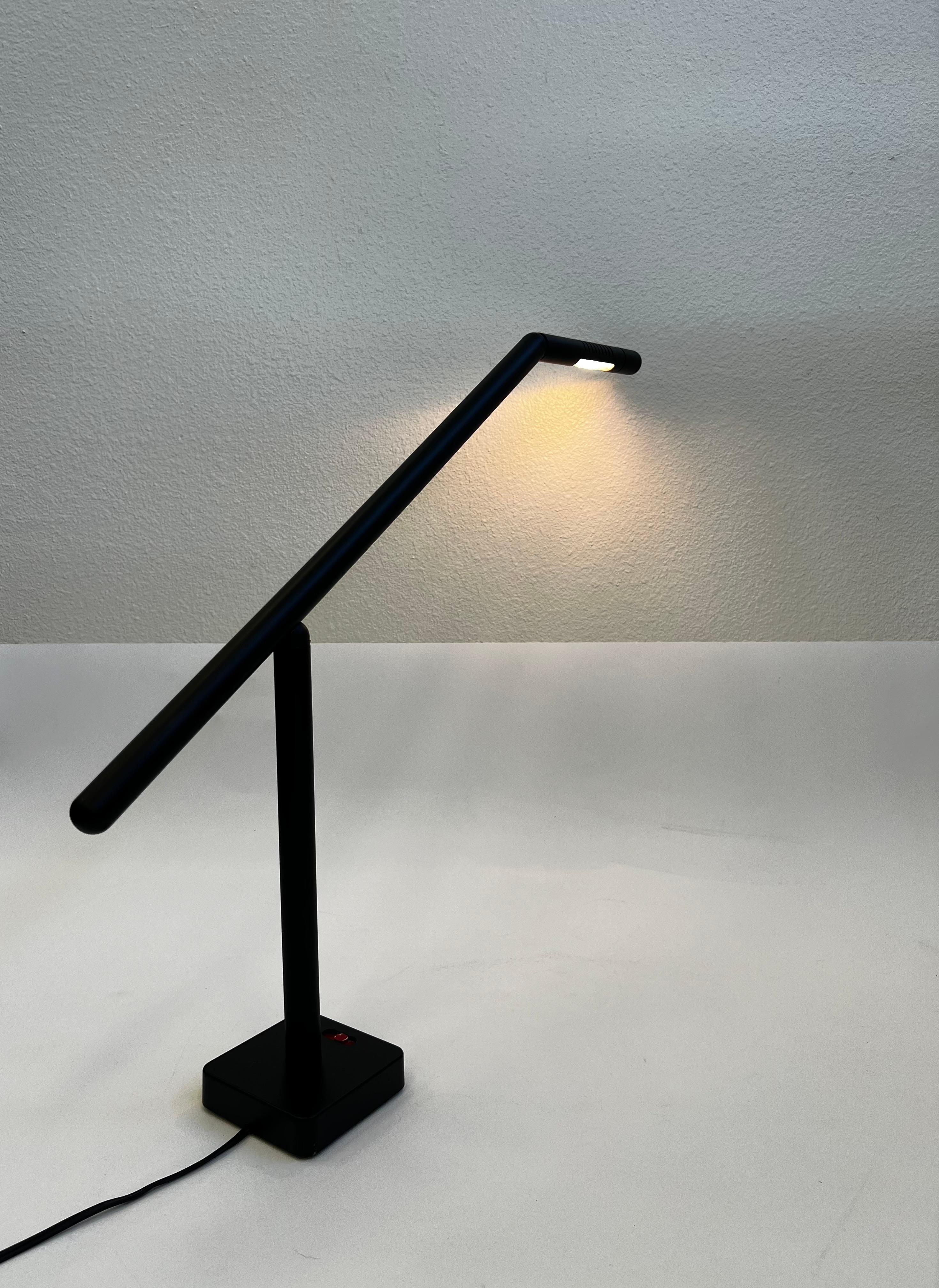 Lámpara de escritorio negra posmoderna regulable de Ron Rezek en Bueno estado para la venta en Palm Springs, CA