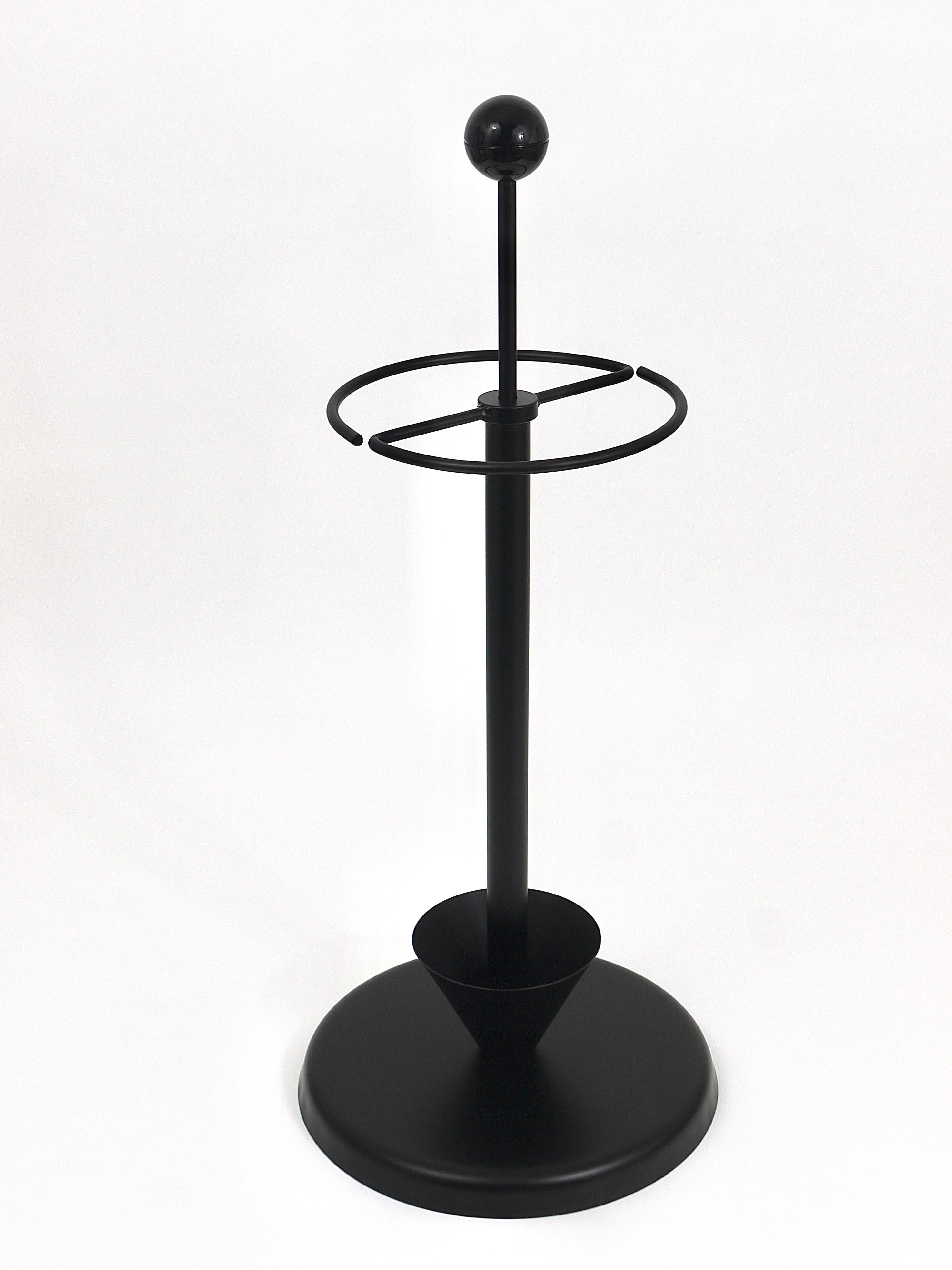 A beautiful black umbrella stand from the 1980s in the style of Servopluvio by Achille & Pier Giacomo Castiglioni / Memphis. Very solid, made of metal and plastic, in very good condition.

 