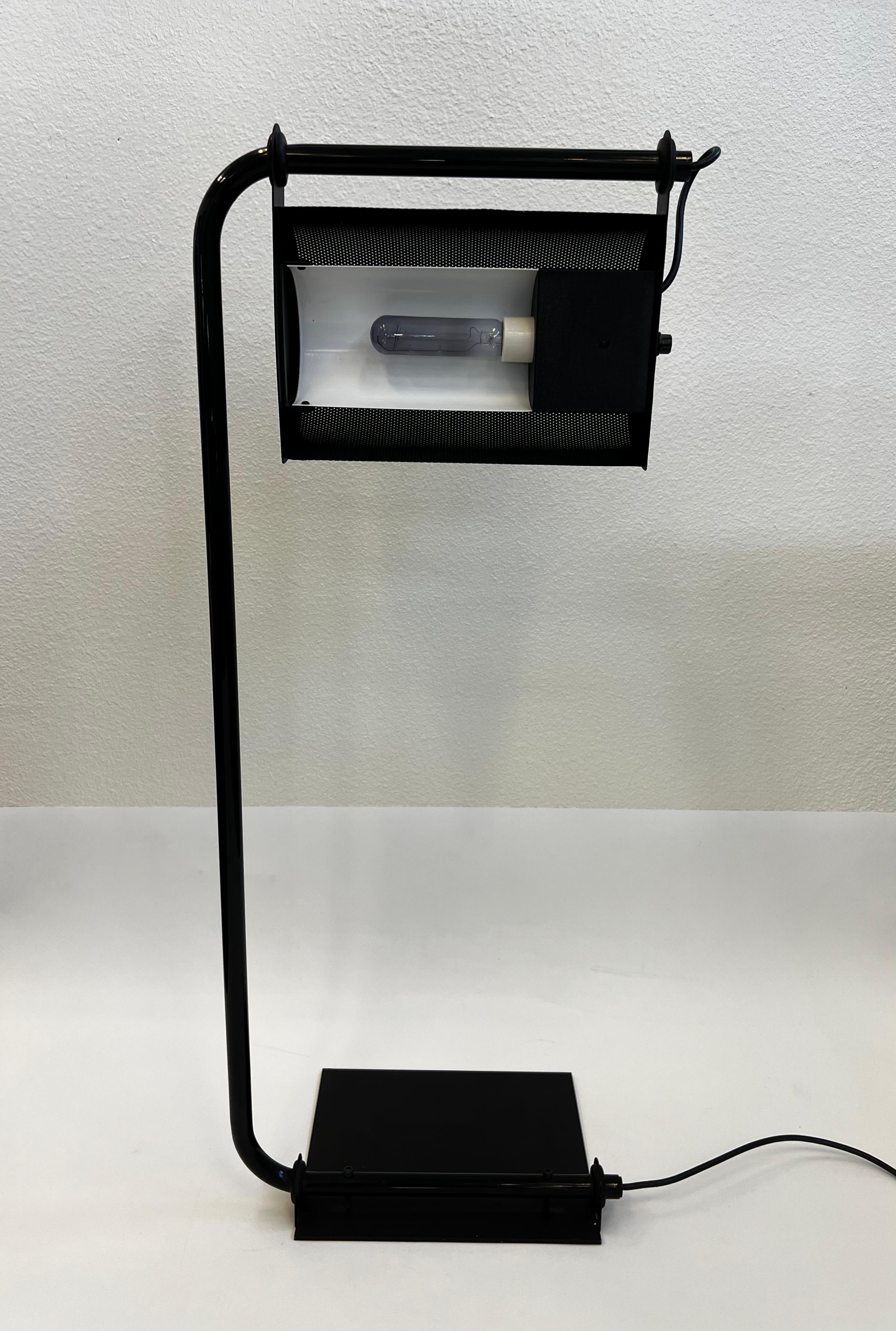 Lámpara de pie posmoderna negra de Ron Rezek en Bueno estado para la venta en Palm Springs, CA