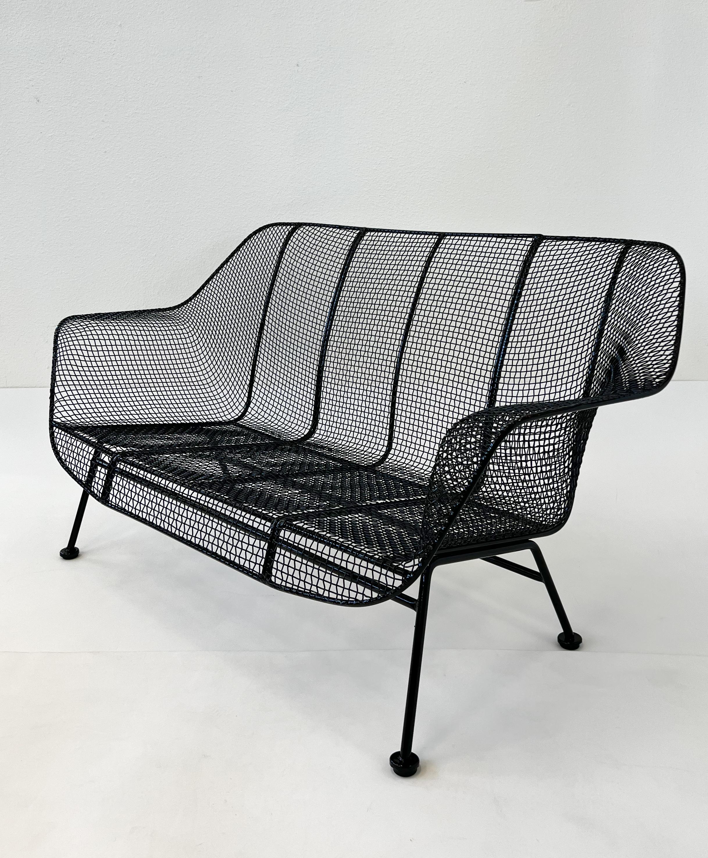 Canapé deux places des années 1950, revêtu de poudre noire, par Russell Woodard. 
Nouvellement restauré, nouveau revêtement en poudre et nouveau coussin de siège. 
Dimensions : 53
