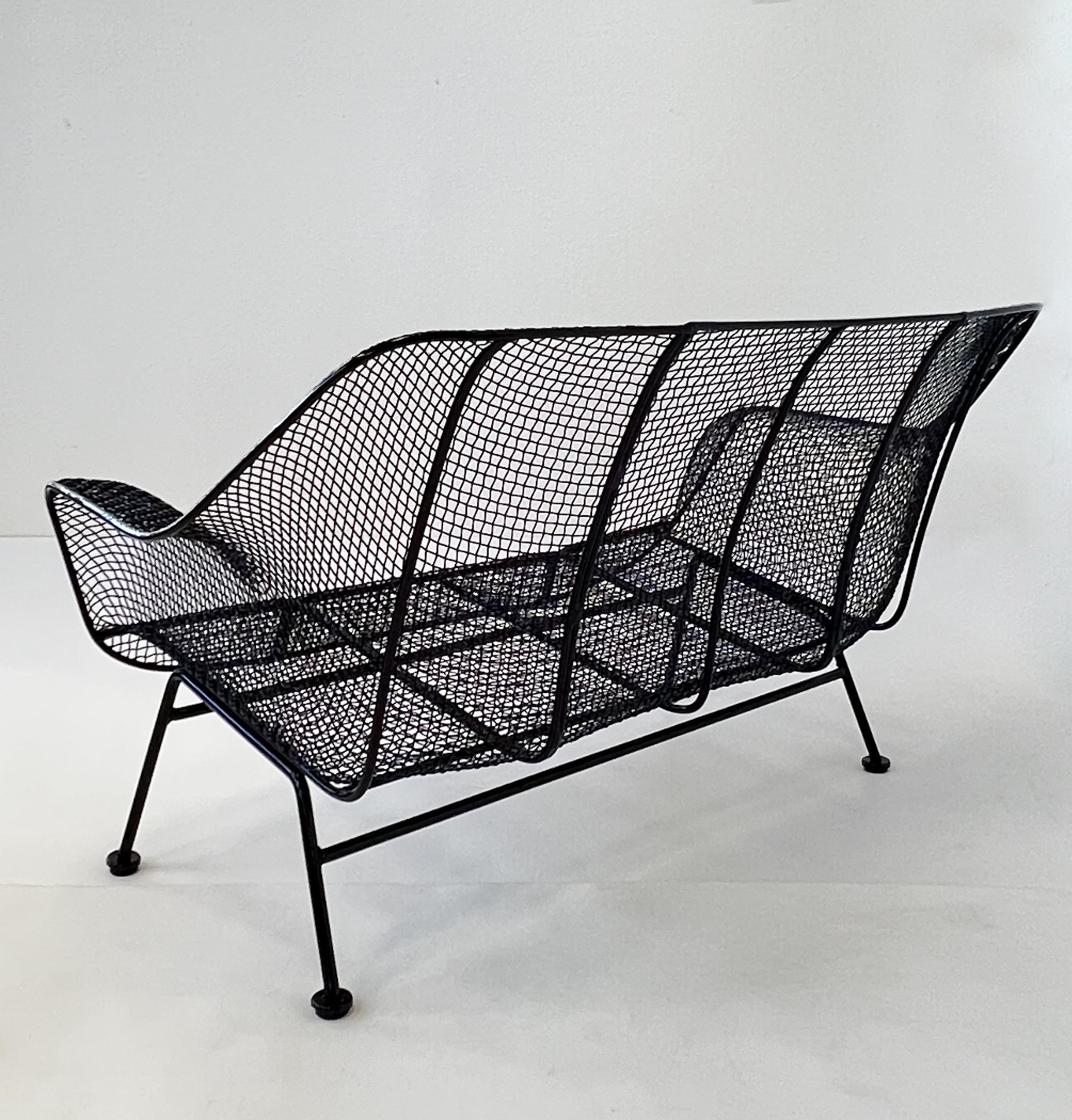 Poudré Canapé de terrasse 'Sculptura' enduit de poudre noire par Russell Woodard en vente
