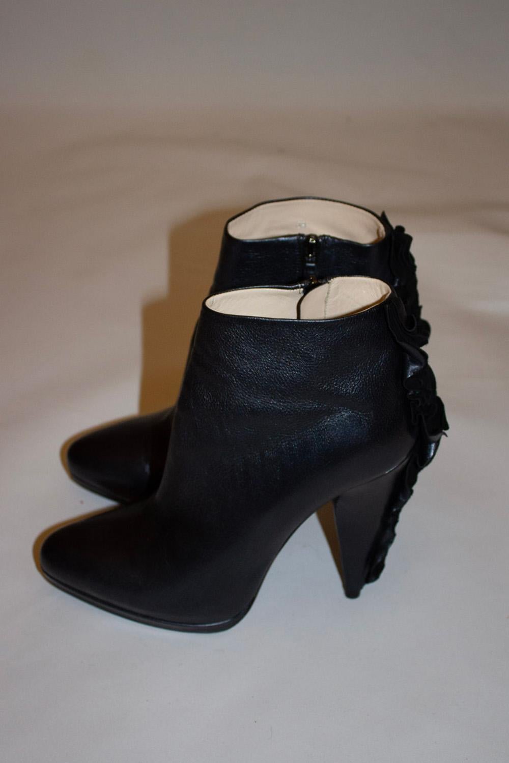 da uomo o donna Stivale Prada nero con balza in pelle sul tacco in vendita