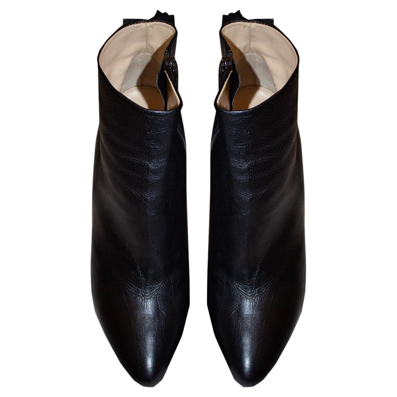 Bota Prada negra con volante de piel en el tacón