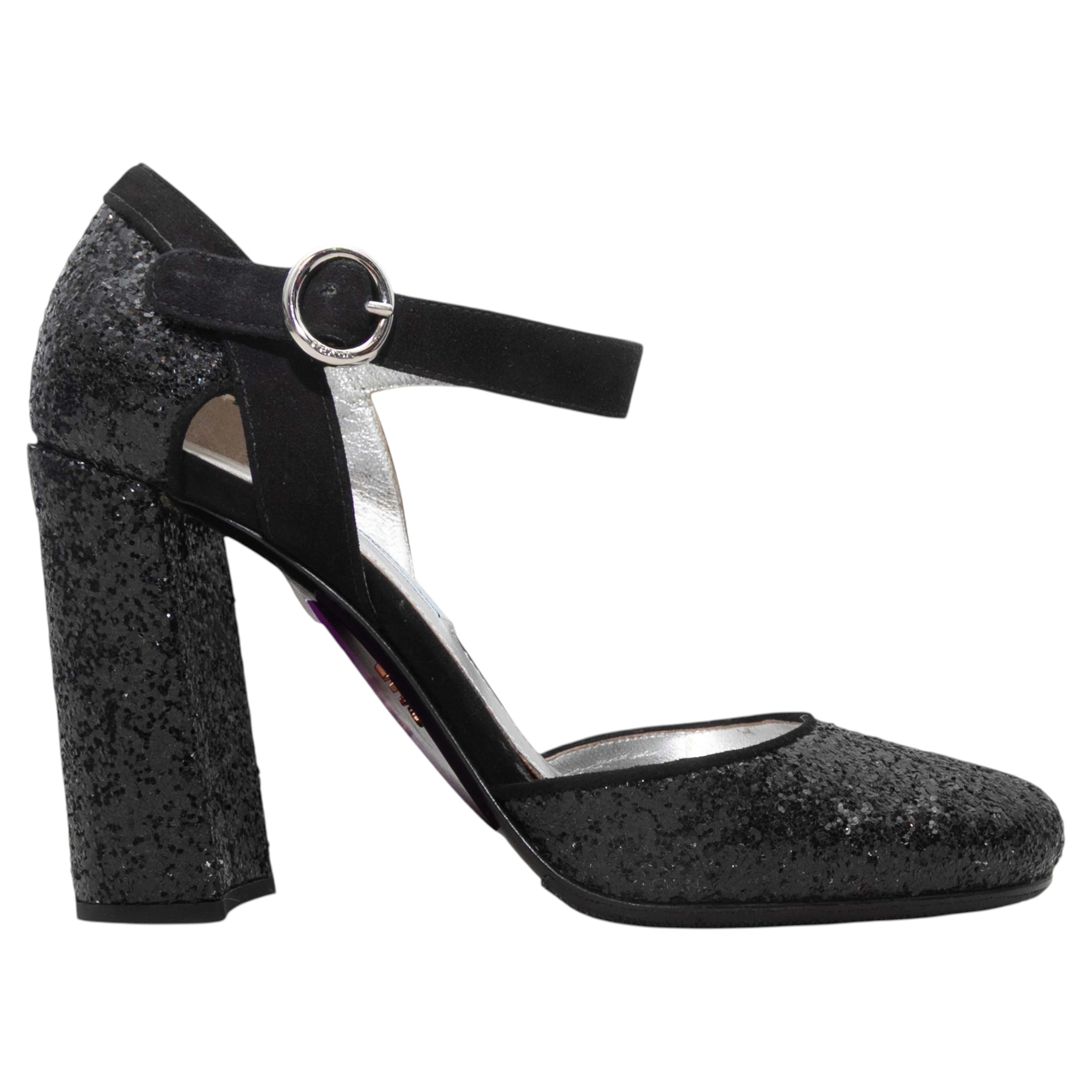 Schwarze Prada-Pumps mit Glitzer und Fesselriemen, Größe 37,5 im Angebot