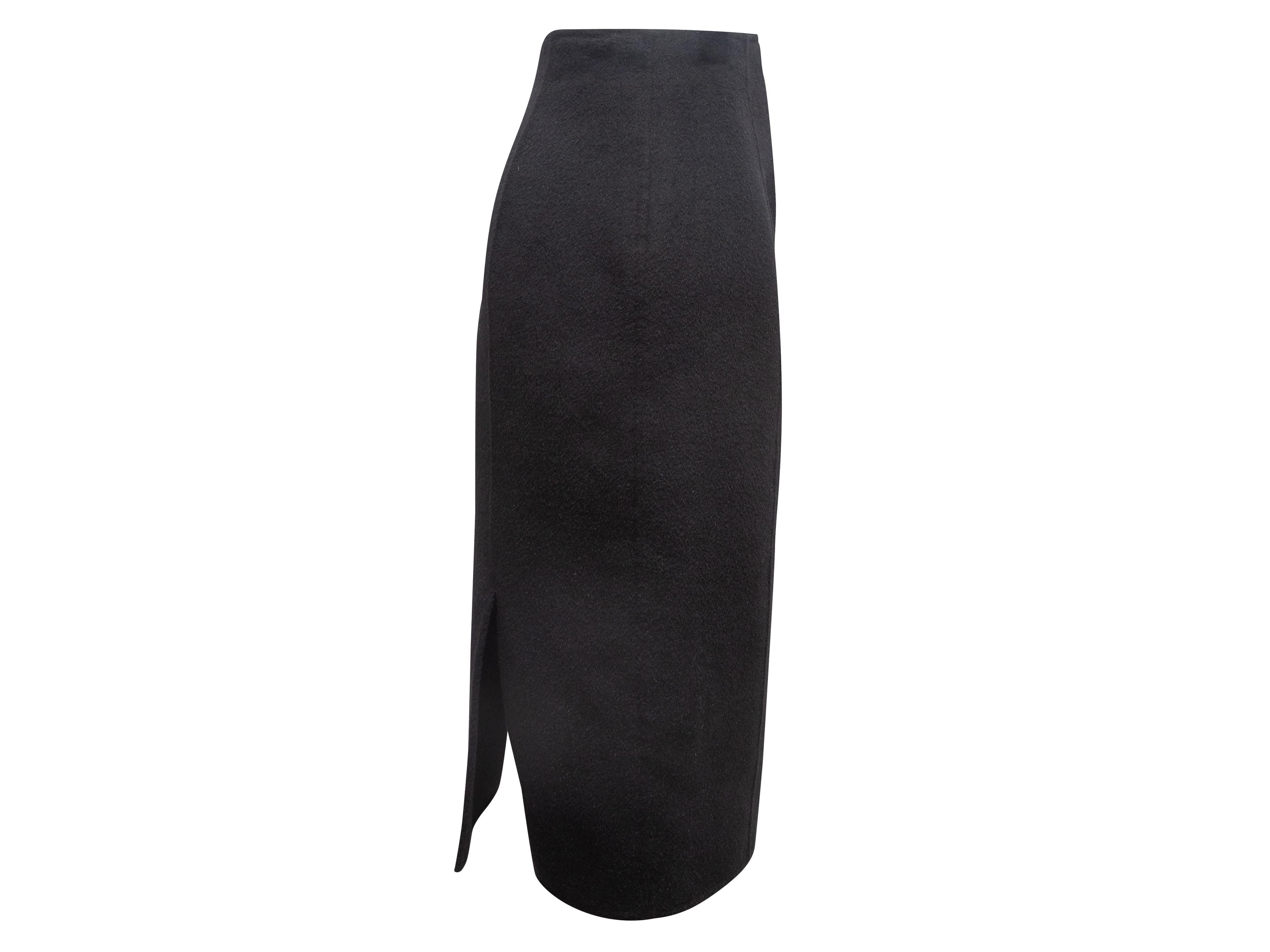 Jupe crayon en laine noire, longueur au genou, Prada. Aération au niveau de l'ourlet arrière. Taille 27