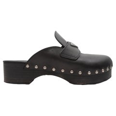 Schwarz Prada Leder Logo Clogs Größe 39