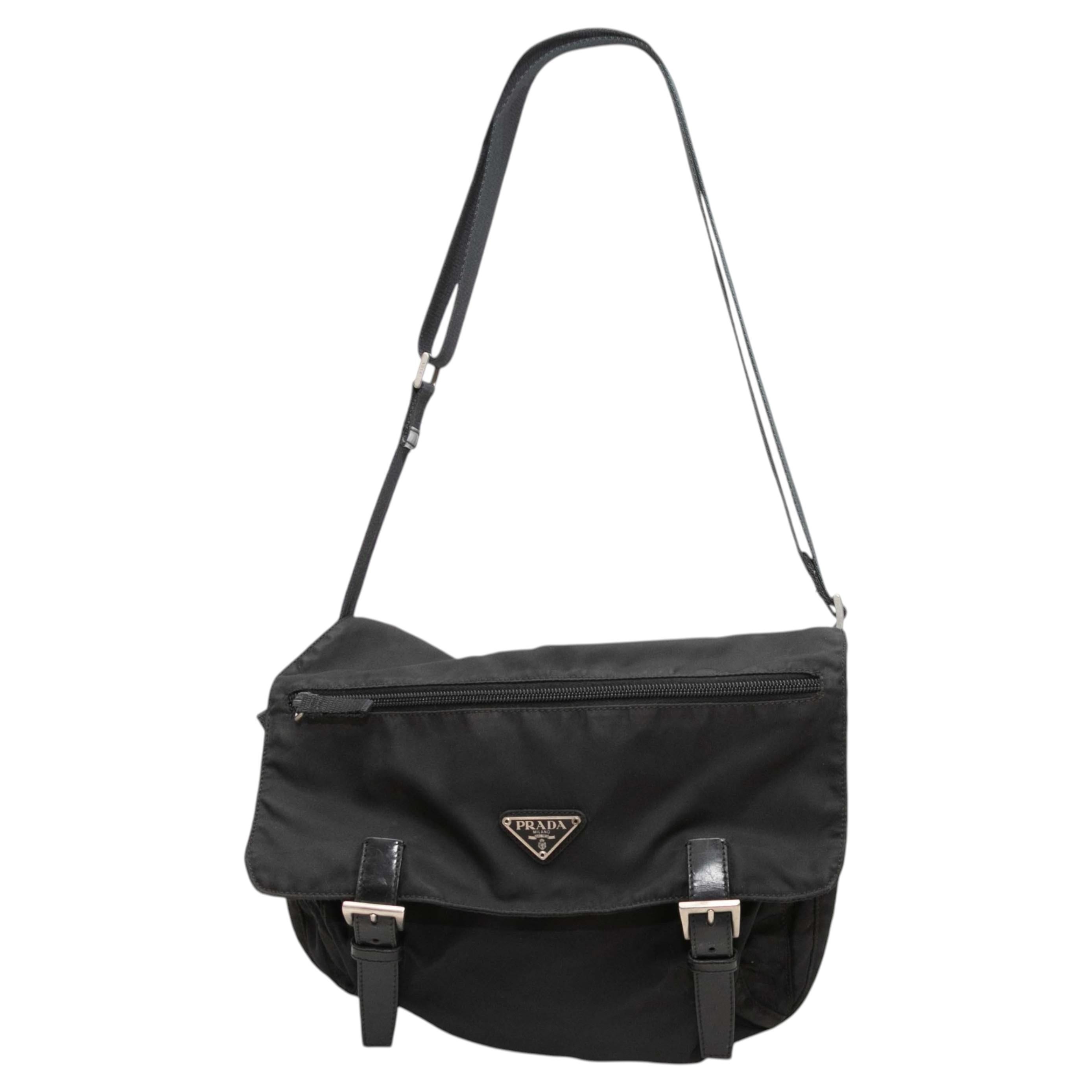 Borsa a tracolla in nylon nera di Prada in vendita