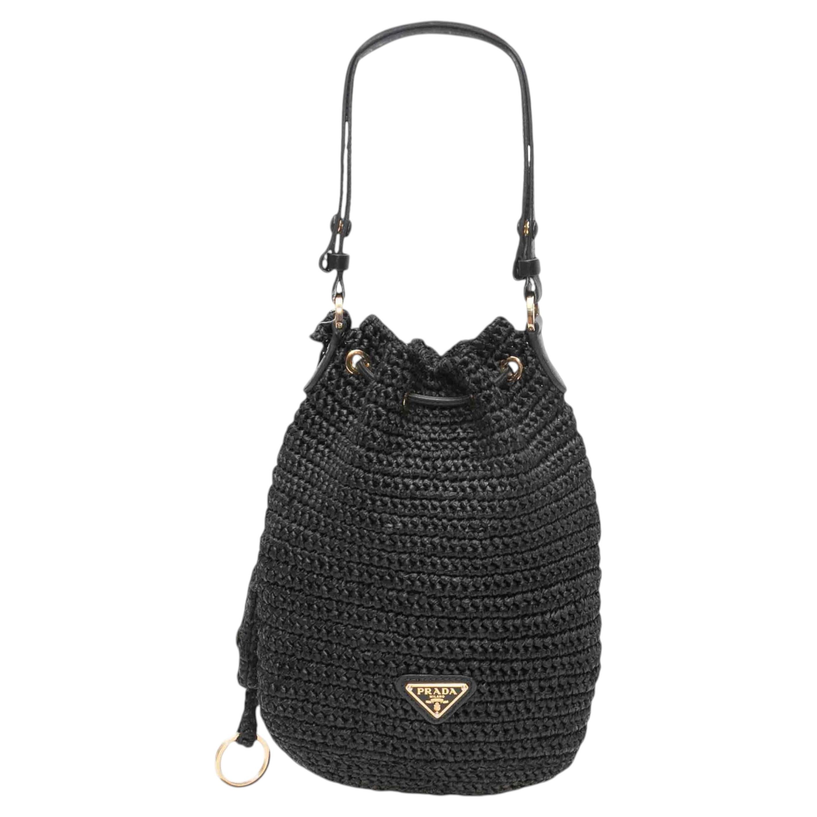 Sac seau Prada noir en raphia et cuir en vente