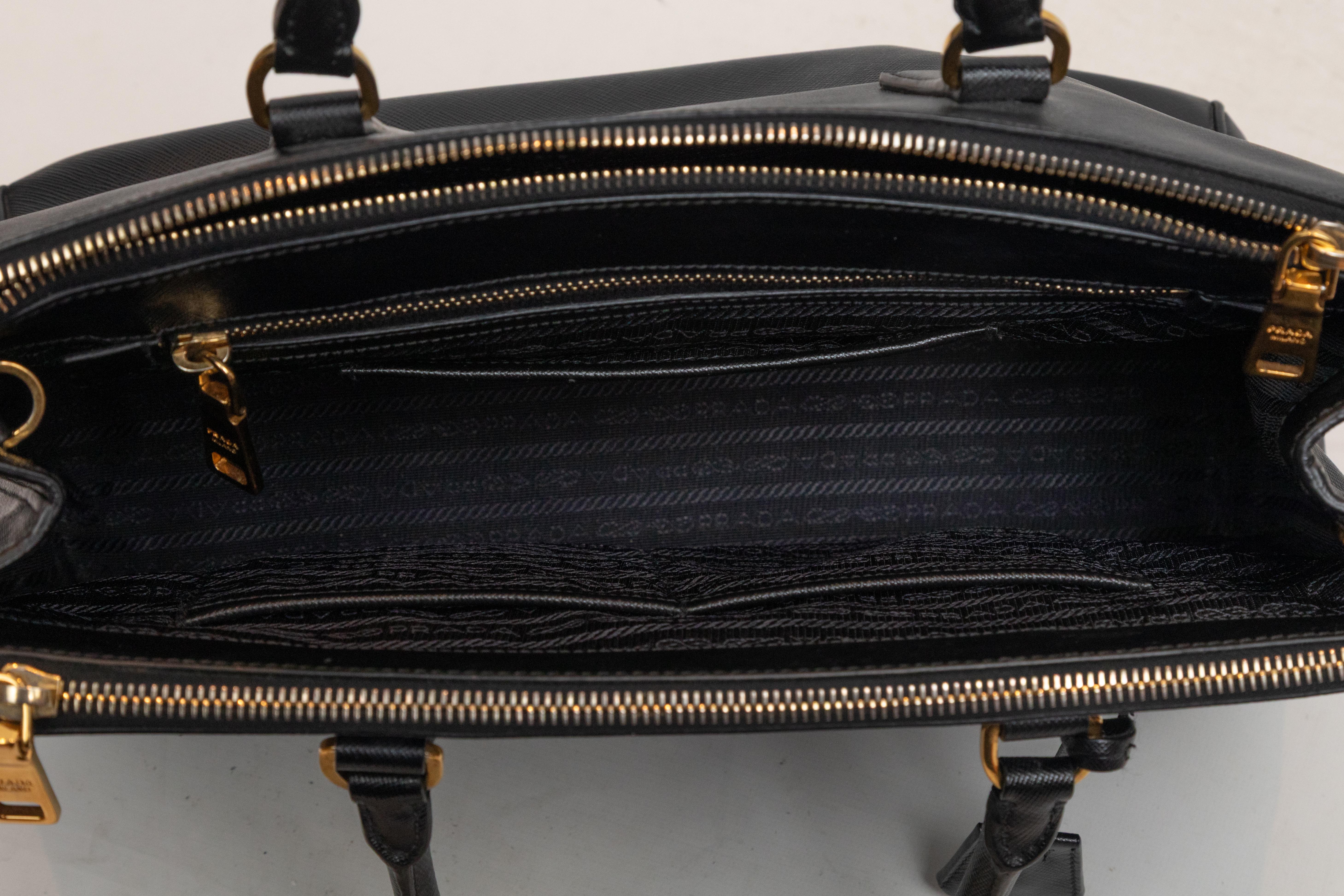 Women's Black Prada Saffiano Neo Galleria Tote For Sale
