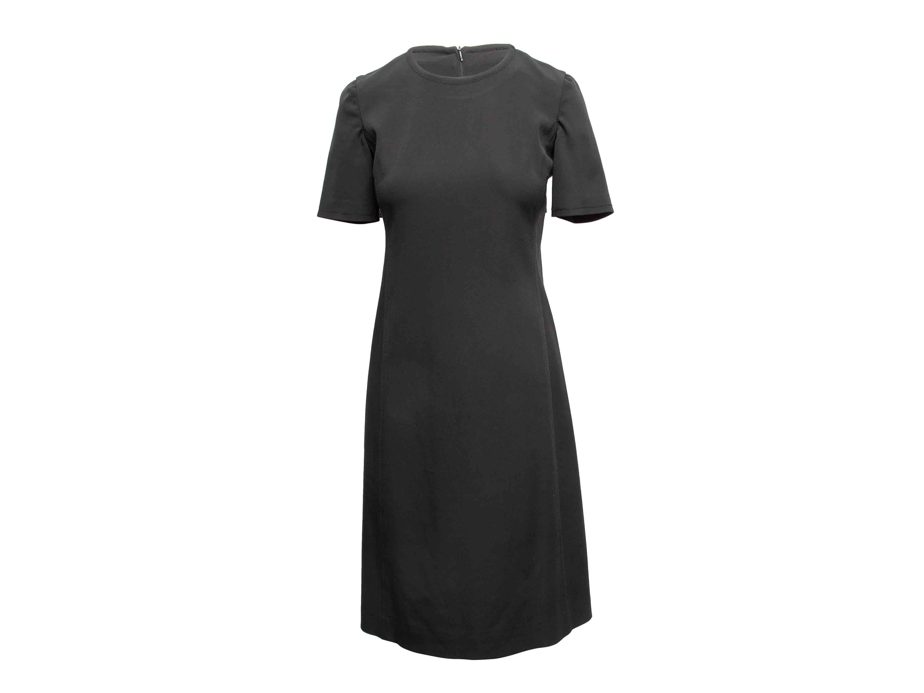 Schwarzes, kurzärmeliges, knielanges Kleid von Prada. Reißverschluss am Rücken. 32